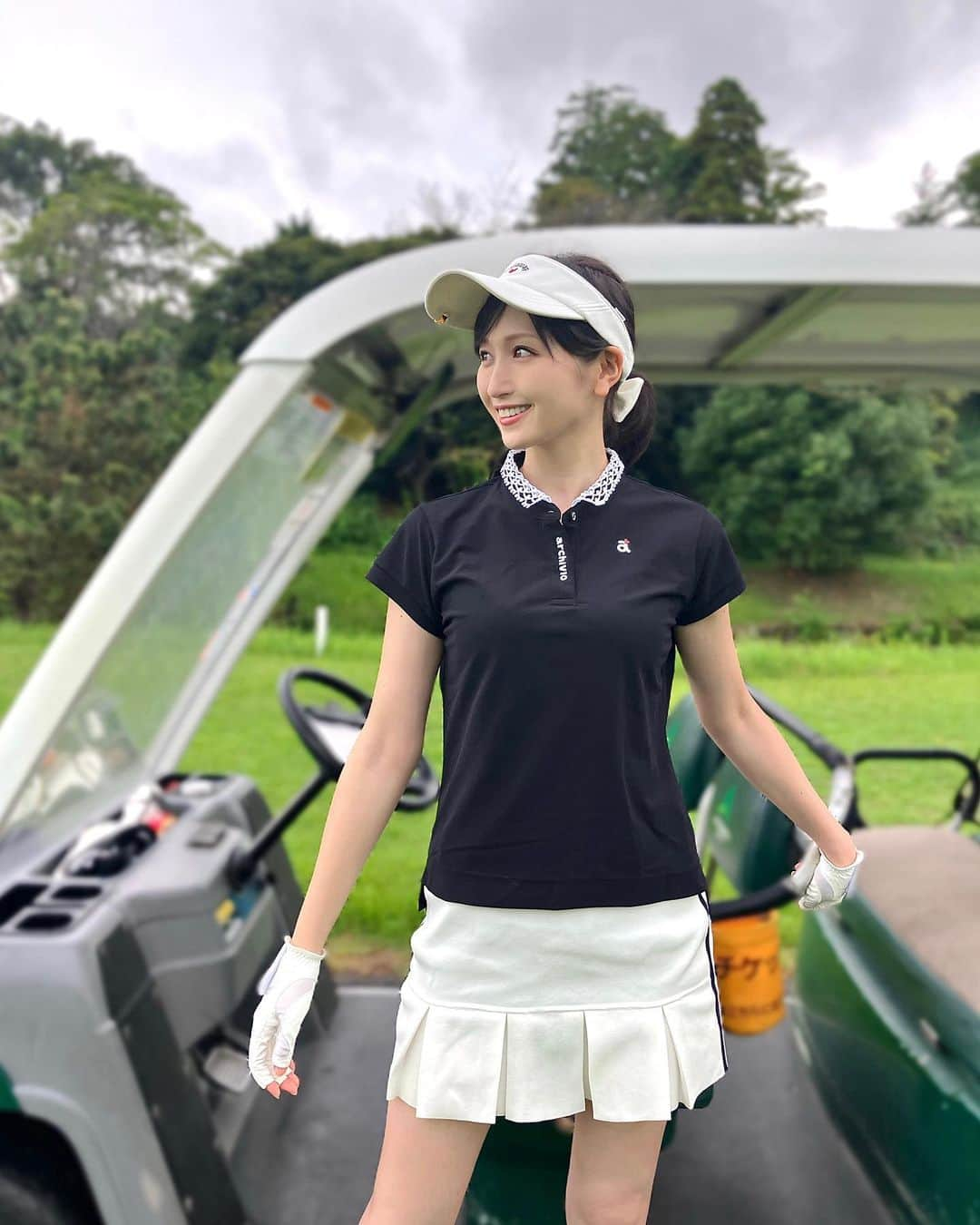 横山ルリカさんのインスタグラム写真 - (横山ルリカInstagram)「. いつかのゴルフ🏌️‍♀️⛳️✨  襟が取り外し可能な刺繍になっているトップスが珍しい&可愛くて、展示会でオーダーしました😍  アルチビオのモノトーンコーデ🤍🖤 サンバイザーにはソダシの勝負服マーカーです🦄💕  今年100切りベスト更新を目標に、沢山ラウンド行きたい〜🔥  #🏌️‍♀️ #⛳️ #ゴルフウェア #アルチビオ #キャロウェイ」10月2日 18時53分 - rurika_yokoyama_official