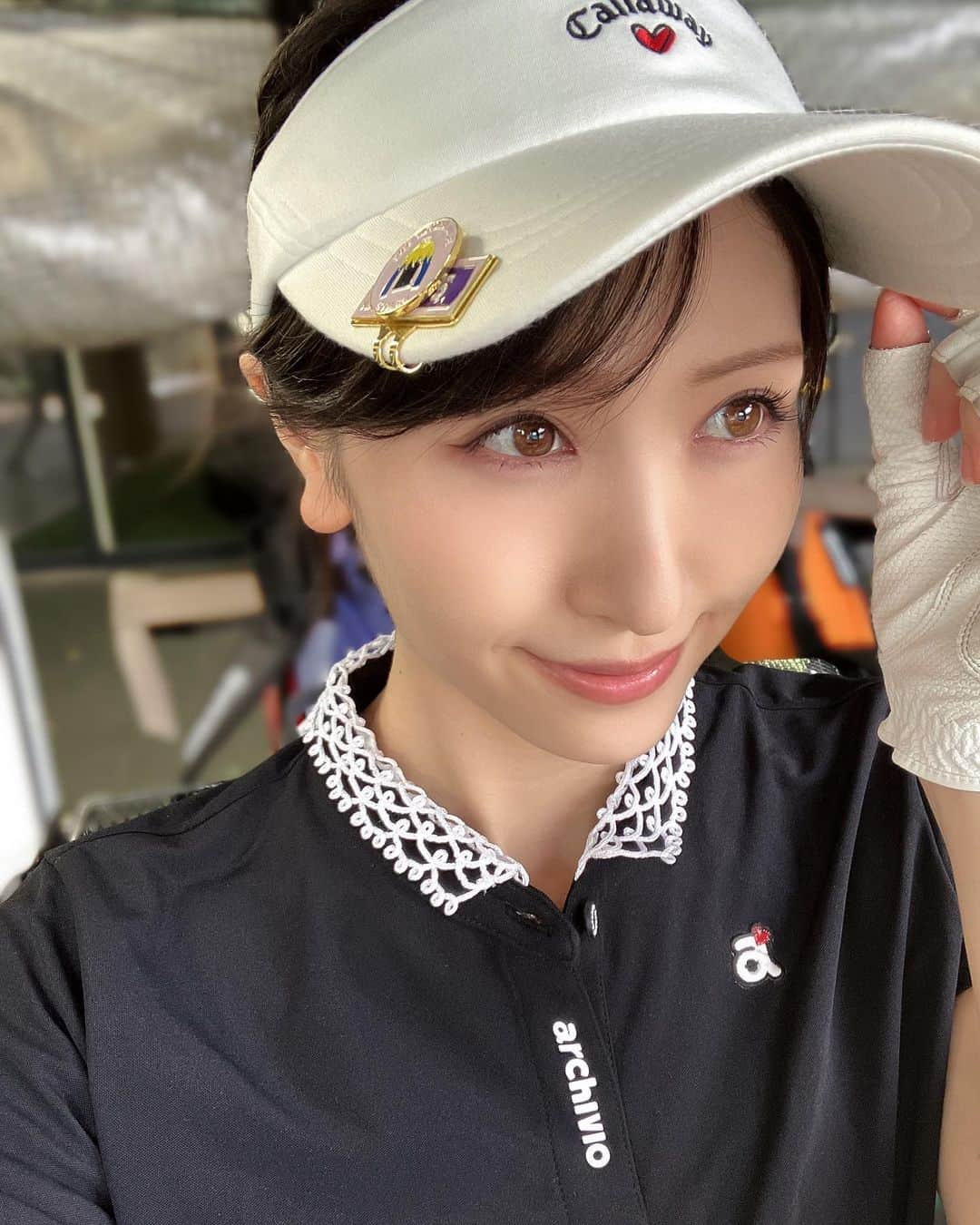 横山ルリカさんのインスタグラム写真 - (横山ルリカInstagram)「. いつかのゴルフ🏌️‍♀️⛳️✨  襟が取り外し可能な刺繍になっているトップスが珍しい&可愛くて、展示会でオーダーしました😍  アルチビオのモノトーンコーデ🤍🖤 サンバイザーにはソダシの勝負服マーカーです🦄💕  今年100切りベスト更新を目標に、沢山ラウンド行きたい〜🔥  #🏌️‍♀️ #⛳️ #ゴルフウェア #アルチビオ #キャロウェイ」10月2日 18時53分 - rurika_yokoyama_official