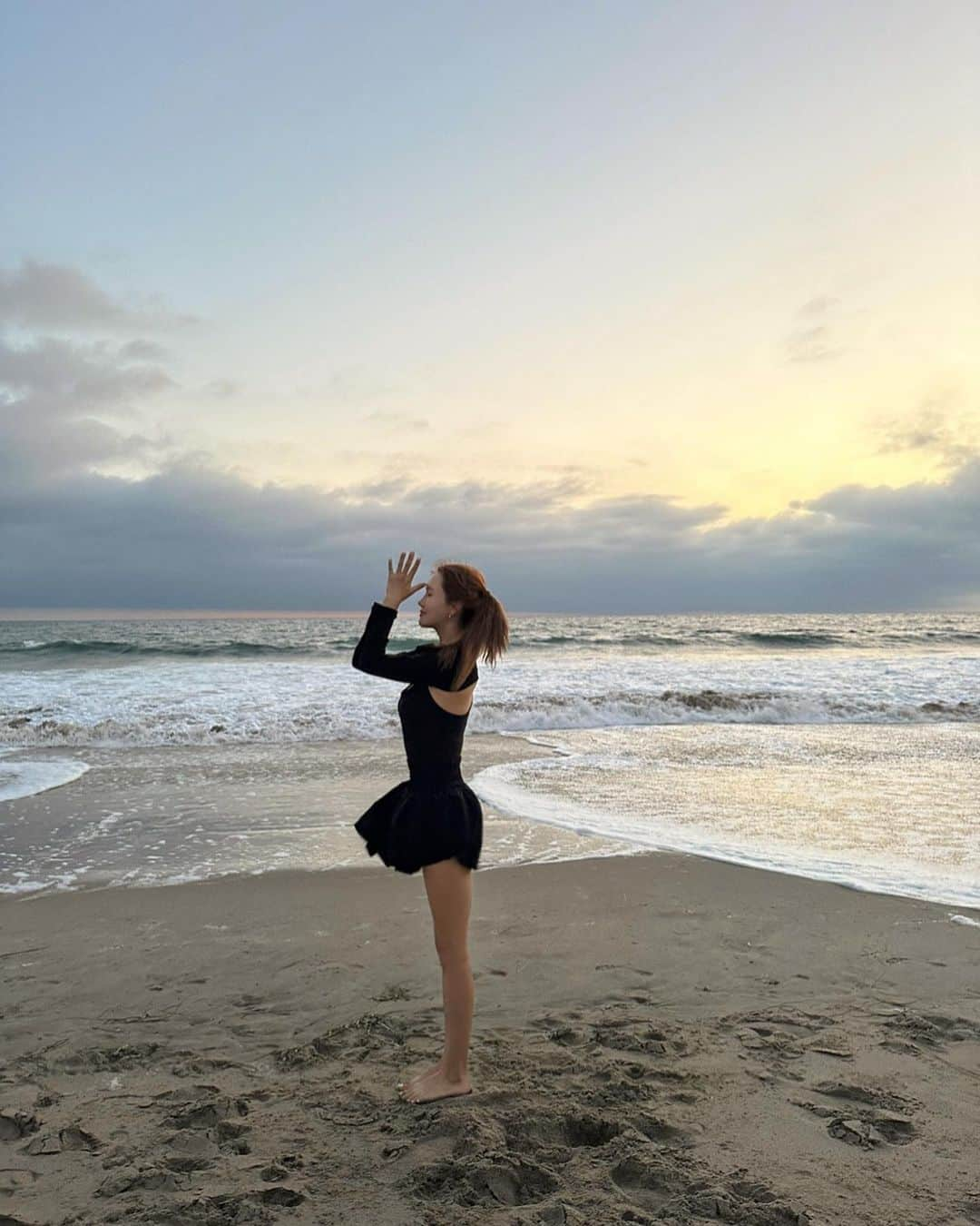 イ・ダヘのインスタグラム：「Peaceful but lively..⭐️ #santamonica #venicebeach #sunset #yoga #onthebeach」