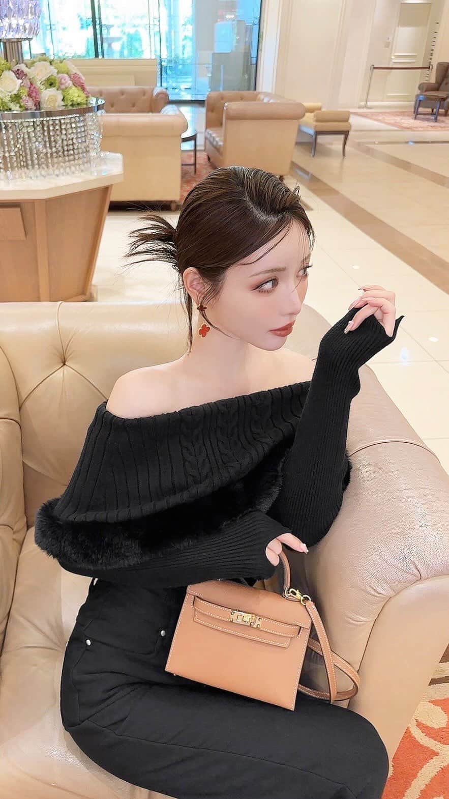 Radyのインスタグラム：「. 本日発売🤍‼︎ 女度たっぷりファーオフショル🌹🫧 デコルテすっきり綺麗見せ✨ ふわふわファーが可愛くて高見えなので いろんなシーンに使えます🥹🫶🏻 秋冬マストアイテムです❤︎ . #Rady #レディ #武藤静香 #スタイル盛れ #ファー #オフショル #デートコーデ #デート服 #AW #秋冬コーデ #秋服 #お出かけコーデ #綺麗めコーデ #上品コーデ」