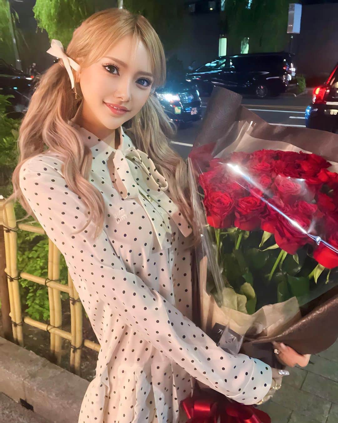 のインスタグラム：「キャバ嬢に戻ったみたいなキラキラで幸せなお誕生日でした🎂👸🏻🌹💎✨️ 感謝しかないです♥️ありがとうございました！！  #birthday  #thankyou」