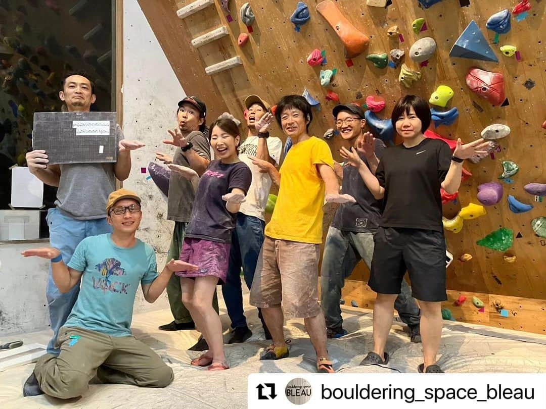 川端彰子のインスタグラム：「・ 引越してからのNEWホームジム！ 高円寺にある　@bouldering_space_bleau  の全面セットで試登やら2本くらい課題作ったりとお手伝いしてきました〜🙋🏼‍♀️  ゲストセッターは、意外と年1くらいで会えてる大西さん @ryojionishi 🐟  小ぶりなジムですが、割と真っ向勝負、クラシック課題多めで居心地よし！です。  ジムをすっかり気に入ってしまい、  @fat_cap_industries のクマクリンプと @wataaah_climbing の懐かしホールドをセット用に献上🤲🏻  かわいいクマクリンプ🐻はトレーニングボードゾーンにぶっ込んだので、女子にも沢山ぶら下がってトレーニングしてもらえたら嬉しいです❤️‍🔥❤️‍🔥  都内でも珍しいスーパーアットホームなジムで、スタッフさんやお客さんもほんわかしてて応援してくれるわガンガン話しかけてくれるわで、楽しく通っています✨  外しやセットでも常連さんがめちゃくちゃお手伝いに来てくれる愛されジム🫱🏻‍🫲🏼 休みなのにめっちゃ来てくれるじゃん！てビビりました笑 たぶんオーナーやスタッフさんの人柄🍻  楽しくお手伝いさせていただきありがとうございましたー🌊  #Repost @bouldering_space_bleau with @use.repost ・・・ ホールド替え2023年10月編！⁡ ⁡⁡ ⁡お待たせいたしました！今季のホールド替えが完了です💪⁡ ⁡⁡ ⁡ゲストセッターは大西良治さん！いつもお世話になっております🙇‍♀️今回も本当に沢山の課題を作っていただきました！大西さんの課題にはお馴染み、ハイギョマークがついておりますのでガシガシトライしてください🙌⁡ ⁡⁡ ⁡明日(10/2)は15:00からの営業になります。新しくなった壁と課題が目白押し！ご来店をお待ちしております(*^^*)⁡ ⁡⁡ ⁡ #ボルダリングスペースブロー  #新高円寺駅  #新高円寺ボルダリング  #ホールド替え  #大西良治  #ハイギョ  #ボルダリング」