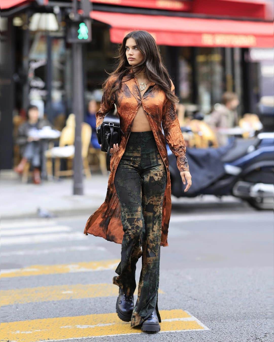 サラ・サンパイオのインスタグラム：「Running around during paris fashion week with @desigual」