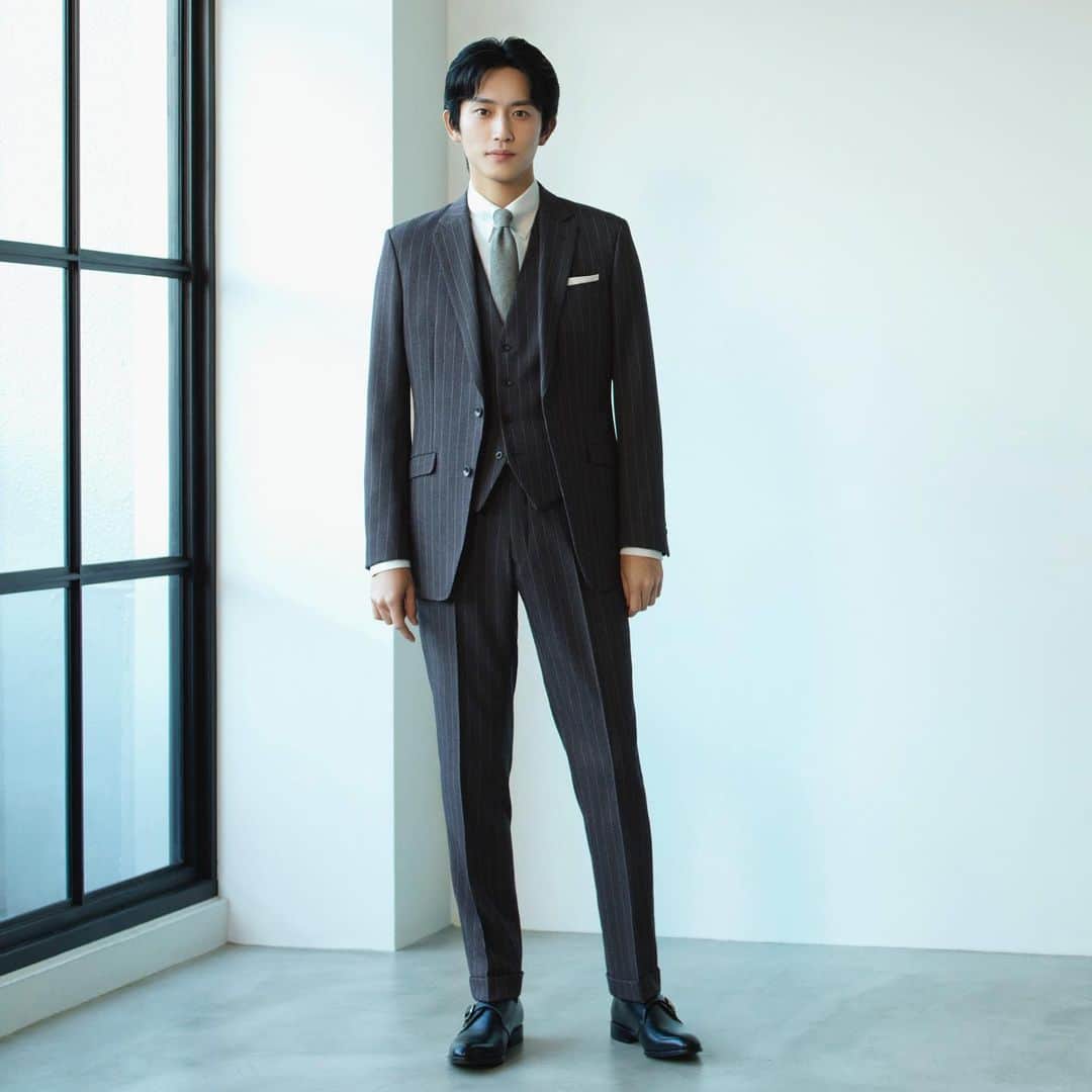 のインスタグラム：「BLACK LINE  4S SUIT ■SUPER NON IRON ■STRETCH ■SOFT TOUCH ■SUSTAINABLE AI SPEED ORDER 時代の変化に寄り添いつつも、 正統な見た目はしっかりと追求。 「4Sコレクション」は、多様な働き方、 色々なシーンに寄り添うスーツです。 再生ポリエステルを採用しながらも、 ほぼウールにしか見えない存在感を持っています。 スマートなシルエットと快適な着心地で、 スーツ本来の魅力を堪能できる1着です。 ・ SUIT ¥42,900  SHIRT ¥5,390  TIE ¥6,490 CHIEF ¥3,190  SHOES ¥20,900  (すべて税込)  ・ ・ ・ #suit #スーツ #suitselect #スーツセレクト #スーツのある日常 #スーツスタイル #杉野遥亮 ・ #ビジネス #メンズ #メンズファッション #メンズコーデ #秋冬 #新作 #オーダー #オーダースーツ ・ #business #fashion #ootd #outfit #mens #mensfashion #menscode #2023 #2023AW #autumn #winter #newnormal #newarrival #order #ordersuit」