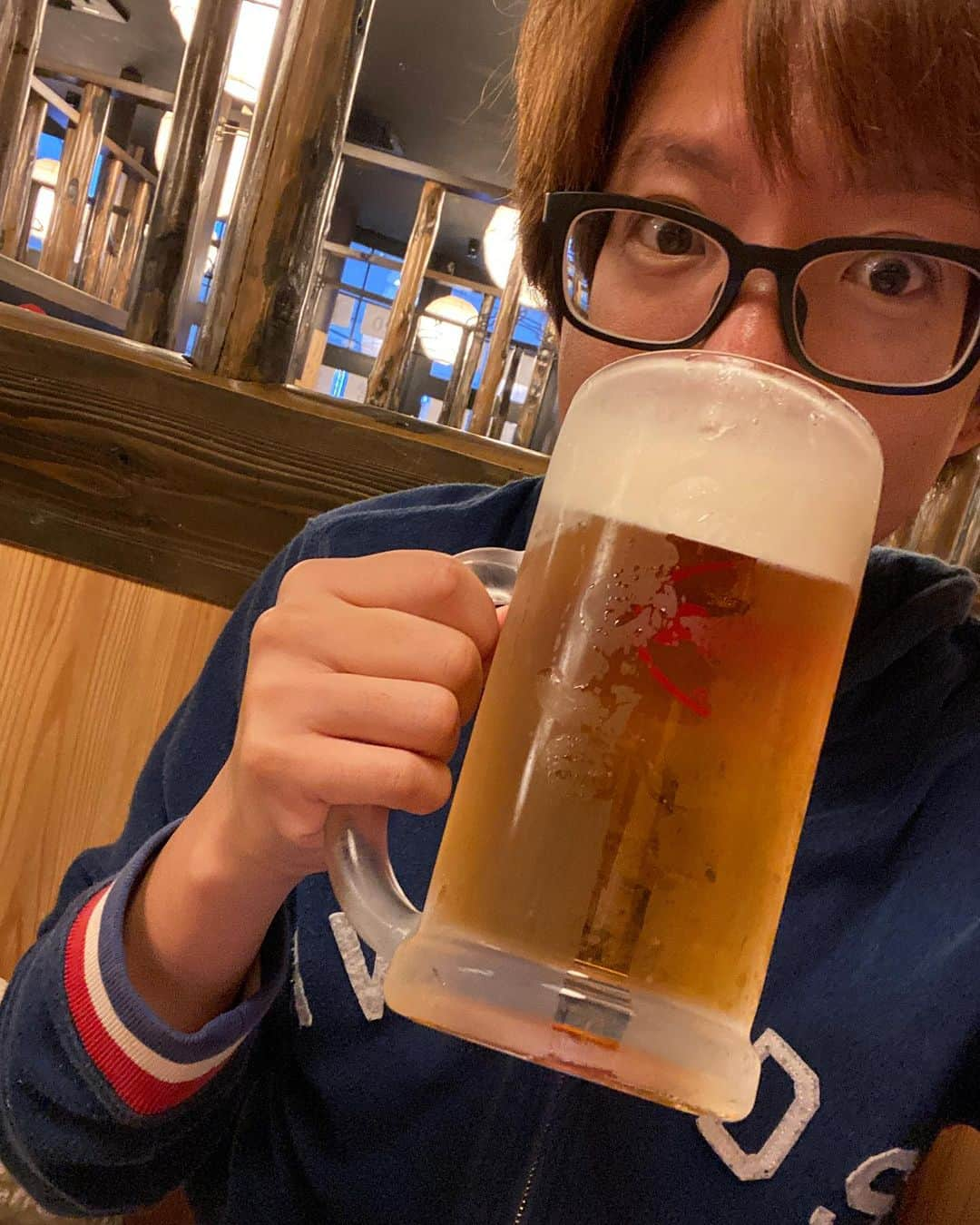 元木敦士のインスタグラム：「鳥貴族のメガビール最高すぎます😋 そしてスパイシーもも焼き鳥❗️ コイツは美味いぜ👌😁  明日も来ます！笑 お疲れちゃーん⭐︎😊  #鳥貴族 #ビール #メガジョッキ」