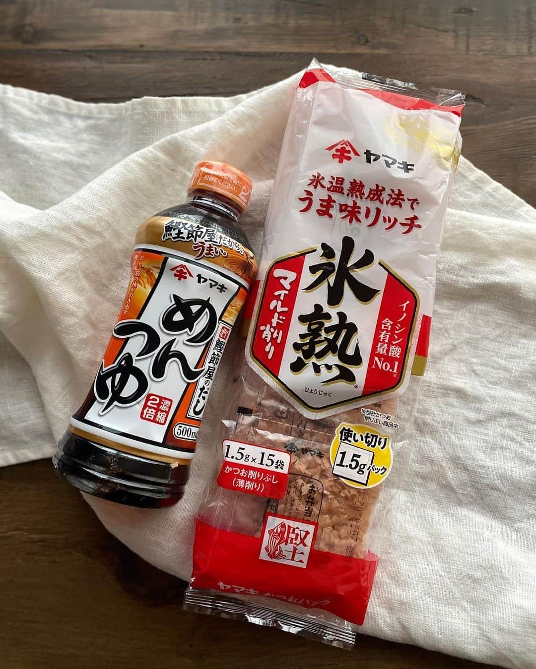 るみさんのインスタグラム写真 - (るみInstagram)「・ 今日のレシピ  ＼ホクとろ食感！／ 『里芋とおかかチーズの春巻き』  里芋のホクホクねっとり食感にクリームチーズと「ヤマキ かつお節『氷熟®』マイルド削り」を加えてコクとうま味をプラスしたコロッケのような春巻きです。  味付けも「ヤマキ めんつゆ(2倍濃縮)」だけという手軽さが簡単でうれしいポイントです。  コロッケだとひき肉を炒めて味付けをしてと面倒なイメージがありますが、こちらはかつお節とめんつゆをそのまま加えて混ぜるだけで簡単！とても満足感のある春巻きになります。  おかずとしてだけでなくおつまみにもぴったり！ また冷めても美味しいのでお弁当おかずとしてもおすすめな一品です。 ・ 【材料】2人分(5本分) 里芋…4〜5個(約300g) ヤマキ かつお節『氷熟®』マイルド削り…2パック(3g) ヤマキ めんつゆ(2倍濃縮)…大さじ1 クリームチーズ…45g(15gの個包装のもの3個使用) 春巻きの皮…5枚 水溶き薄力粉…適量(水と薄力粉を1:1の割合で溶いたもの) サラダ油…適量 パセリ、粗びき黒こしょう…適宜 ・ 【作り方】 ①里芋は皮をむいてひと口大に切り、耐熱容器に入れてふんわりとラップをかけ、電子レンジ(600W)で5〜6分加熱する。 加熱している間にクリームチーズを1cm角程度に切る。  ②里芋がやわらかくなったら取り出してつぶし、ヤマキ かつお節『氷熟®』マイルド削り、ヤマキ めんつゆ(2倍濃縮)を加えて混ぜ合わせる。  ③全体に混ざったら、クリームチーズを加えて均一になるようにさっくり混ぜる。  ④春巻きの皮をひし形の向きに置き、中央より少し下に3の1/5量をのせ、手前から包んで巻く。巻き終わりに水溶き薄力粉を塗ってとめる。同様に計5つ作る。  ⑤フライパンにサラダ油を深さ2〜3mmまで入れて中火で熱し、4を入れて全体にこんがりするまで揚げ焼きし、取り出して油を切る。  ⑥食べやすい大きさに切り、器に盛り付ける。お好みでパセリ、粗びき黒こしょうを添える。 ・ 今日のpoint☝️ ●冷凍の里芋でも代用可能です。  ●工程1は、里芋が固いようであれば少しずつ時間を追加して加熱してください。  ●工程2は、かつお節にめんつゆをかけて染み込ませてから全体に混ぜ合わせると味もなじみやすく混ぜやすいです。  ●パセリは彩りに添えました。また粗びき黒こしょうはお好みでつけてお召し上がりください。 ・ ・ ◇レシピの検索、保存は、 レシピサイト @recipe.nadia からできます。 ☆Nadia  ID  465874 ・ ・ ・ ✼ •• ┈┈┈┈┈┈┈┈┈┈┈┈ •• ✼ 著書📕『るみのささっと和食』 2022年5月31日発売 出版社／ワン・パブリッシング  ※全国書店、Amazon、楽天ブックスにてご購入できます。  ※詳しくは @ru.ru_rumi  プロフィールリンクからご覧いただけます。 ✼ •• ┈┈┈┈┈┈┈┈┈┈┈┈ •• ✼ ・ ・ ・ #ヤマキタイアップ  #ヤマキ ・ #レシピ本 #るみのささっと和食　 #NadiaArtist #Nadiaレシピ #Nadia #めんつゆレシピ #かつお節レシピ #春巻き #春巻きレシピ #里芋レシピ #おつまみレシピ #おつまみ #時短レシピ #簡単レシピ #節約レシピ #手作りごはん #簡単ごはん #和食ごはん #和食レシピ #おかずレシピ #献立 #料理本 #japanesefood」10月2日 19時09分 - ru.ru_rumi