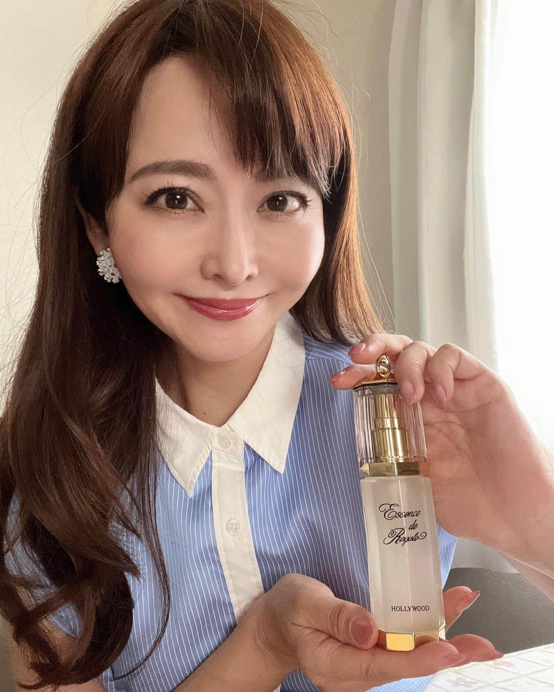 森雅子のインスタグラム：「✨✨✨  ハリウッド化粧品 エッセンス・ド・ロイヤル  @hollywood_cosmetics   先日、ハリウッド化粧品 『ビューティーマルシェin 名古屋』に 招待された際、お土産でいただいたので  早速試してみました。  ハリウッド化粧品の最高級美容液。 ゴールドのゴージャスなパッケージに テンションがあがります💕  ヒヤルロン酸やセラミド、 ローヤルゼリー、コラーゲンなど 優れた保湿成分配合。  とろんとしたテクスチャーに 女性らしいフローラルな香り🌸  まずは手の甲で試してみたんですが グイグイ染み込んで 手の甲がしっとりしたのを実感😊  早速、その日から朝晩、 目元、口元を中心に顔全体にも使っています。  うんうん、とっても良い✨ 最近毎日フェイスパックもしてるんですが  フェイスパックの前に エッセンス・ド・ロイヤルを塗ってパックしたら パックでカバーしきれない目元、口元まで しっかり保湿されてお肌ふっくら。  病みつきになってます😊  乾燥対策の強い味方ができました。 ありがとうございました✨ 　  ※この投稿は、ハリウッド化粧品とのタイアップ投稿です。(イベント来場時のお土産商品のプロモーションを含みます)  ・ ・  #PR  #ハリウッド化粧品 #hollywoodcosmetics #メイ牛山 #名古屋イベント #ビューティマルシェ #スキンケア #タイアップ #プロモーション #美容液 #エッセンスドロイヤル #生ローヤルゼリー #エイジングケア #乾燥肌対策 #目元ケア #口元ケア  #美肌ケア #保湿ケア」