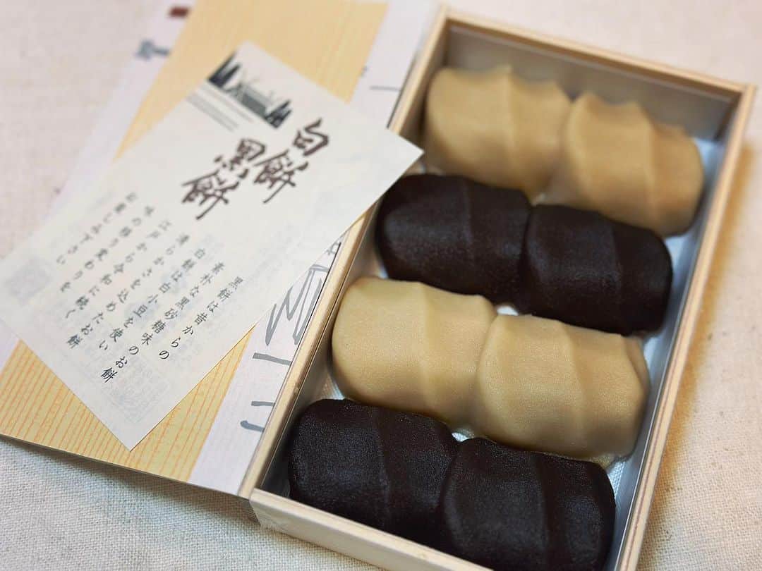 木本史子のインスタグラム：「⁡ ⁡ ⁡ 赤福の白餅黒糖美味しいね♥️ ⁡ ⁡ はじめて食べたψ(´ڡ` ) ⁡ ⁡」