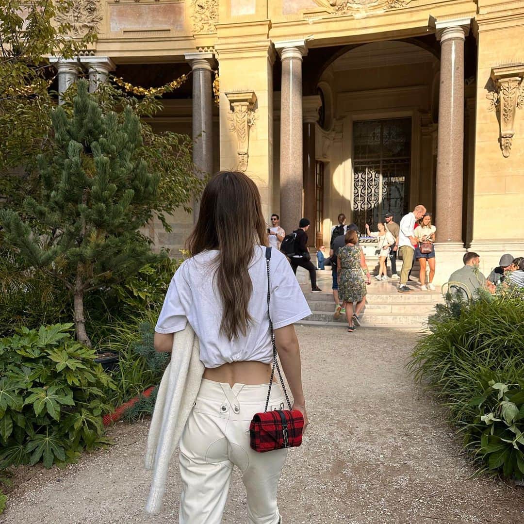 マギーさんのインスタグラム写真 - (マギーInstagram)「昨日は本当に暑かったパリ！ ニットもコートも着たいのに、Tシャツでさえあつい、、、日本はどうなのかな😽もう少しで帰国だ！  美術館いってクレープ食べた🫰🏻 #アイスコーヒーが黒ビールに見える #わざとじゃないんだけどお腹綺麗に撮れたからこの写真つかうね笑」10月2日 19時05分 - maggymoon