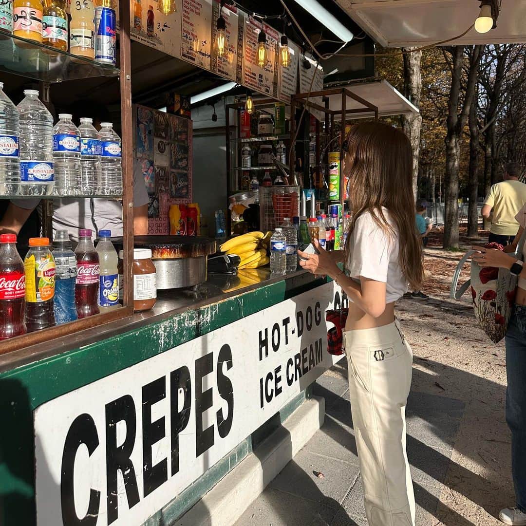 マギーさんのインスタグラム写真 - (マギーInstagram)「昨日は本当に暑かったパリ！ ニットもコートも着たいのに、Tシャツでさえあつい、、、日本はどうなのかな😽もう少しで帰国だ！  美術館いってクレープ食べた🫰🏻 #アイスコーヒーが黒ビールに見える #わざとじゃないんだけどお腹綺麗に撮れたからこの写真つかうね笑」10月2日 19時05分 - maggymoon
