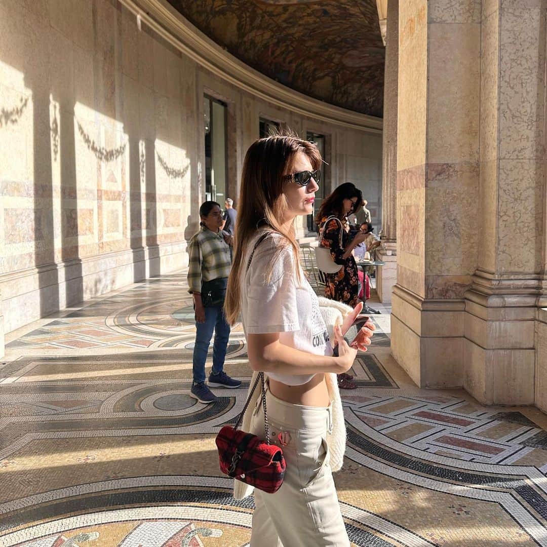 マギーさんのインスタグラム写真 - (マギーInstagram)「昨日は本当に暑かったパリ！ ニットもコートも着たいのに、Tシャツでさえあつい、、、日本はどうなのかな😽もう少しで帰国だ！  美術館いってクレープ食べた🫰🏻 #アイスコーヒーが黒ビールに見える #わざとじゃないんだけどお腹綺麗に撮れたからこの写真つかうね笑」10月2日 19時05分 - maggymoon