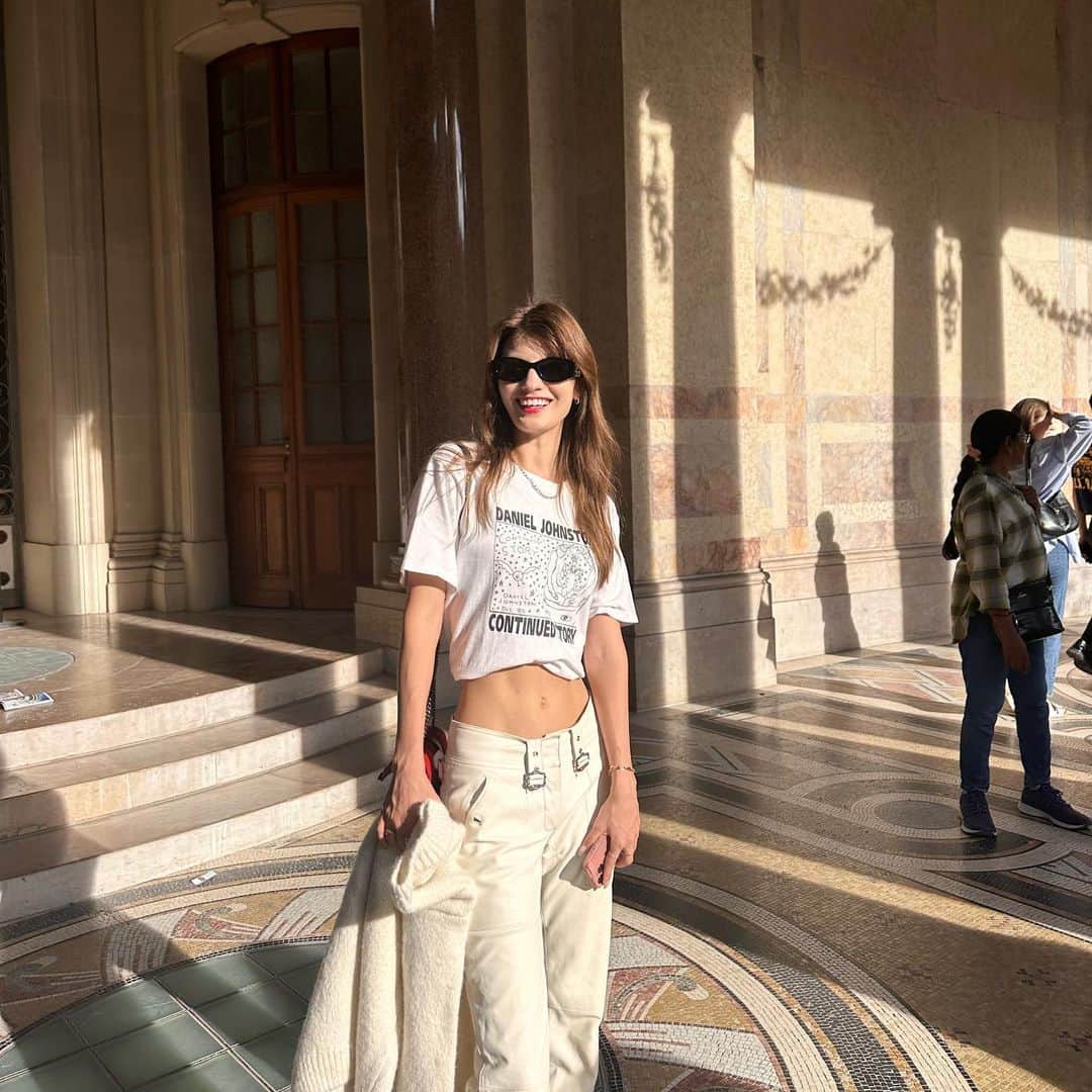 マギーさんのインスタグラム写真 - (マギーInstagram)「昨日は本当に暑かったパリ！ ニットもコートも着たいのに、Tシャツでさえあつい、、、日本はどうなのかな😽もう少しで帰国だ！  美術館いってクレープ食べた🫰🏻 #アイスコーヒーが黒ビールに見える #わざとじゃないんだけどお腹綺麗に撮れたからこの写真つかうね笑」10月2日 19時05分 - maggymoon