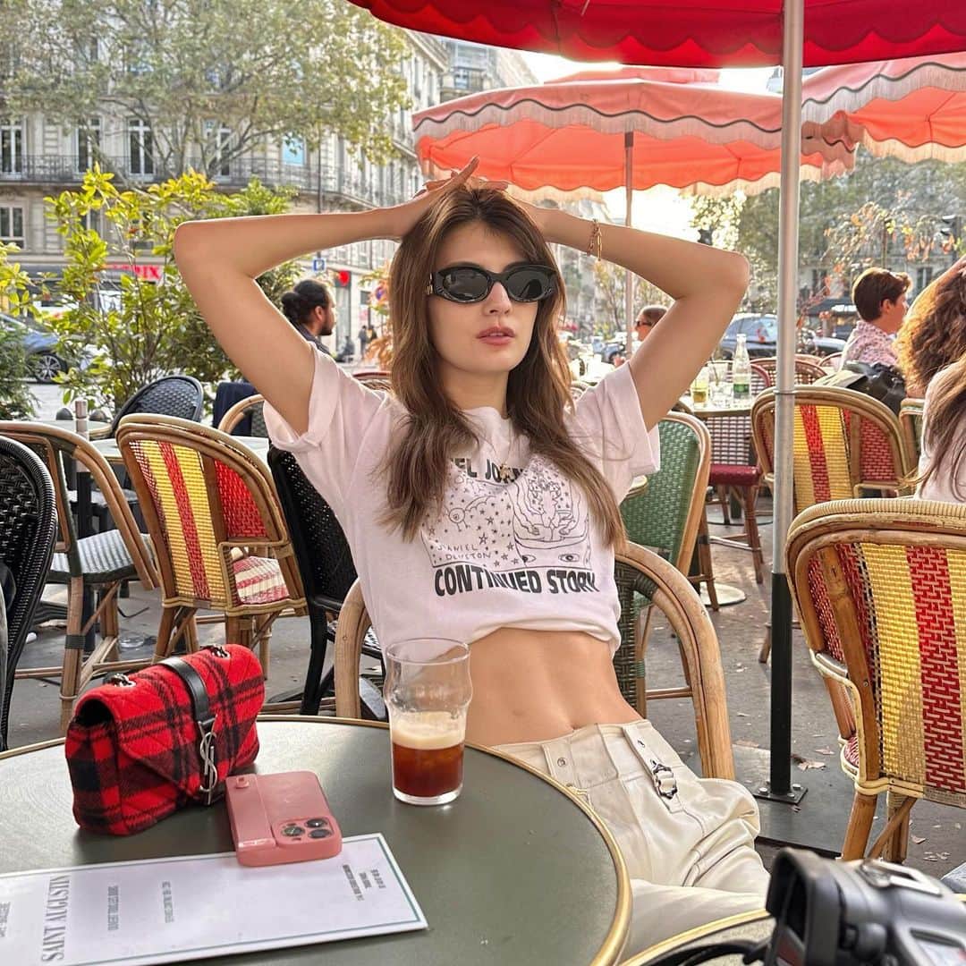 マギーのインスタグラム：「昨日は本当に暑かったパリ！ ニットもコートも着たいのに、Tシャツでさえあつい、、、日本はどうなのかな😽もう少しで帰国だ！  美術館いってクレープ食べた🫰🏻 #アイスコーヒーが黒ビールに見える #わざとじゃないんだけどお腹綺麗に撮れたからこの写真つかうね笑」