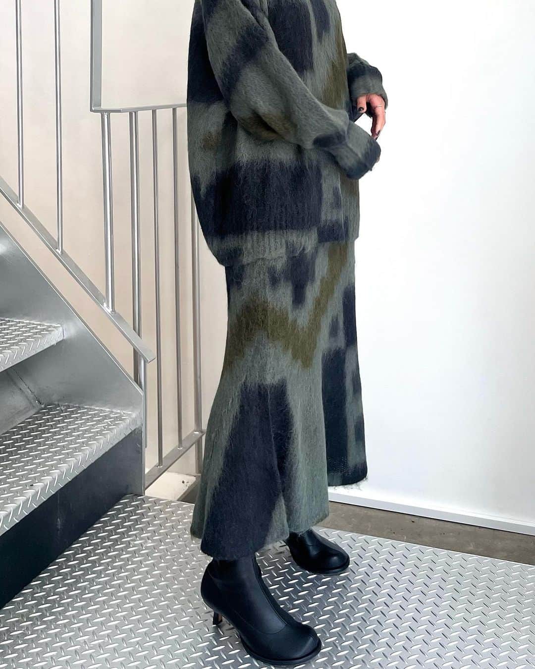 のインスタグラム：「. 【tops】 origami dyed suri alpaca wool knitted pullover @mamekurogouchi khaki,white / 1,2,3size  【skirt】 origami dyed suri alpaca wool knitted skirt @mamekurogouchi khaki,white / size1,2,3  【shoes】 oval stretch s/boots @quartierglam black,beige / 35.5-37.5size  staff 160cm @midwest_tw」