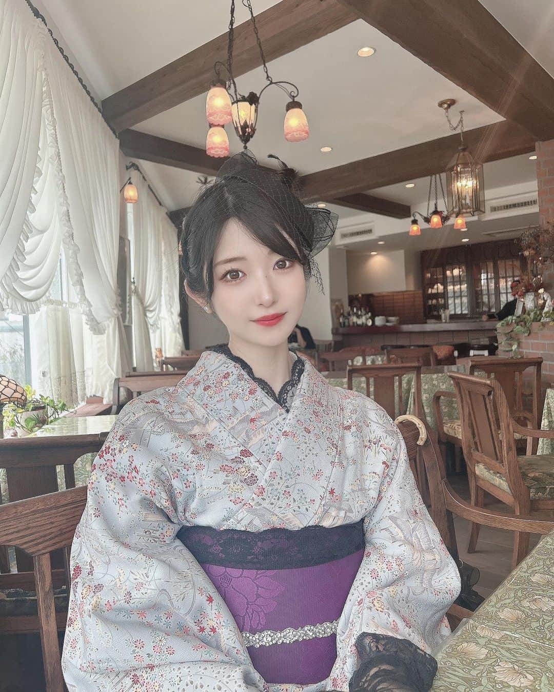 れみぱんのインスタグラム：「👘PR👘 10月こんにちは✨ そろそろ秋かな？と思ってもまだまだ暑い日が多いね🍂 : 秋になったらやりたかったことの1番が可愛い着物を着てまた鎌倉散歩することだったのでさっそく行ってきたよー👘 今回は鎌倉駅すぐのwargo 鎌倉店　@wargo_kimono で着物をお借りして着付けやヘアセットもやってもらったよー🫶🏻🎀 手ぶらで行って可愛くしてもらえて最高🥺🎀 : 沢山可愛い着物や小物があるから迷いに迷ったけどお店の方にアドバイスをいただいてめちゃくちゃ可愛くコーディネート出来た💝 (ヘッドドレス、レース足袋、レースグローブは私物) 今回はアンティーク着物プランにしたけど、他にも色んなプランや着物があるので是非行ってみてね☺️💝 : 私も友達もそれぞれ個性が出てる✨ 友達同士でお揃いみたいにしても可愛いと思うよー🫶🏻 : 鎌倉は大好きでよく行くけどかわいい街並みやお店、食べ歩きが充実してるからかわいい着物をwargoでレンタルして写真撮りながら遊ぶのが本当におすすめです☺️👘 : 📍 wargo 鎌倉店…鎌倉駅徒歩2分(小町通り) PR @wargo_kimono #着物女子と繋がりたい #wargo #鎌倉着物レンタル #着物レンタル #着物デート #着物ヘアセット #鎌倉きものレンタル」