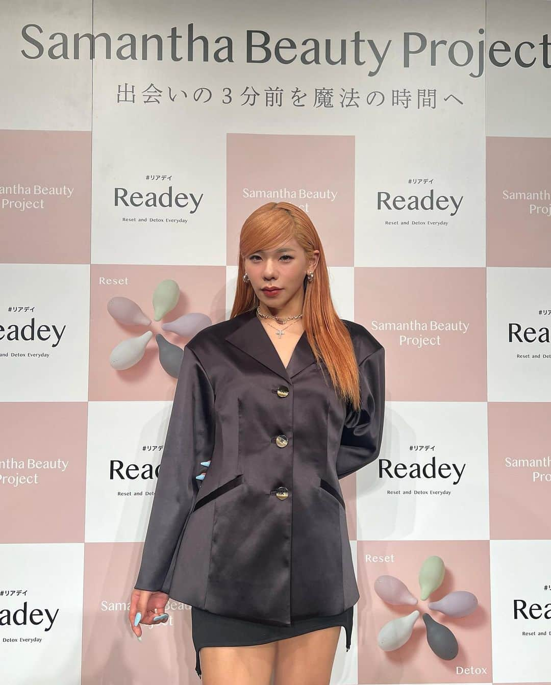 とうあさんのインスタグラム写真 - (とうあInstagram)「"Readey" アンバサダーに 就任しました💖 これから様々な取り組みをしていくのでお楽しみに✨️ ツインマイナスイオン  Reset & Detox Brush  ”Readey-リアデイ-” は、  髪を毛先まで瞬時にサラサラにし、 同時に気分もリフレッシュしてくれる 新感覚のブラシで、 ビジュアルも可愛くて 手に持ちやすいからオススメ🤭🩵 今日の19:00から好評により 追加先行予約分再販します💕 予約販売期間に購入した方は、 オリジナルミラーがもらえて そこに好きな文字を10文字入れることができるみたい😏🤍 是非チェックしてみてね🙋🏻‍♀️🪽  #readey  #リアデイ  #samanthabeautyproject #pr」10月2日 19時17分 - ___2toua2___