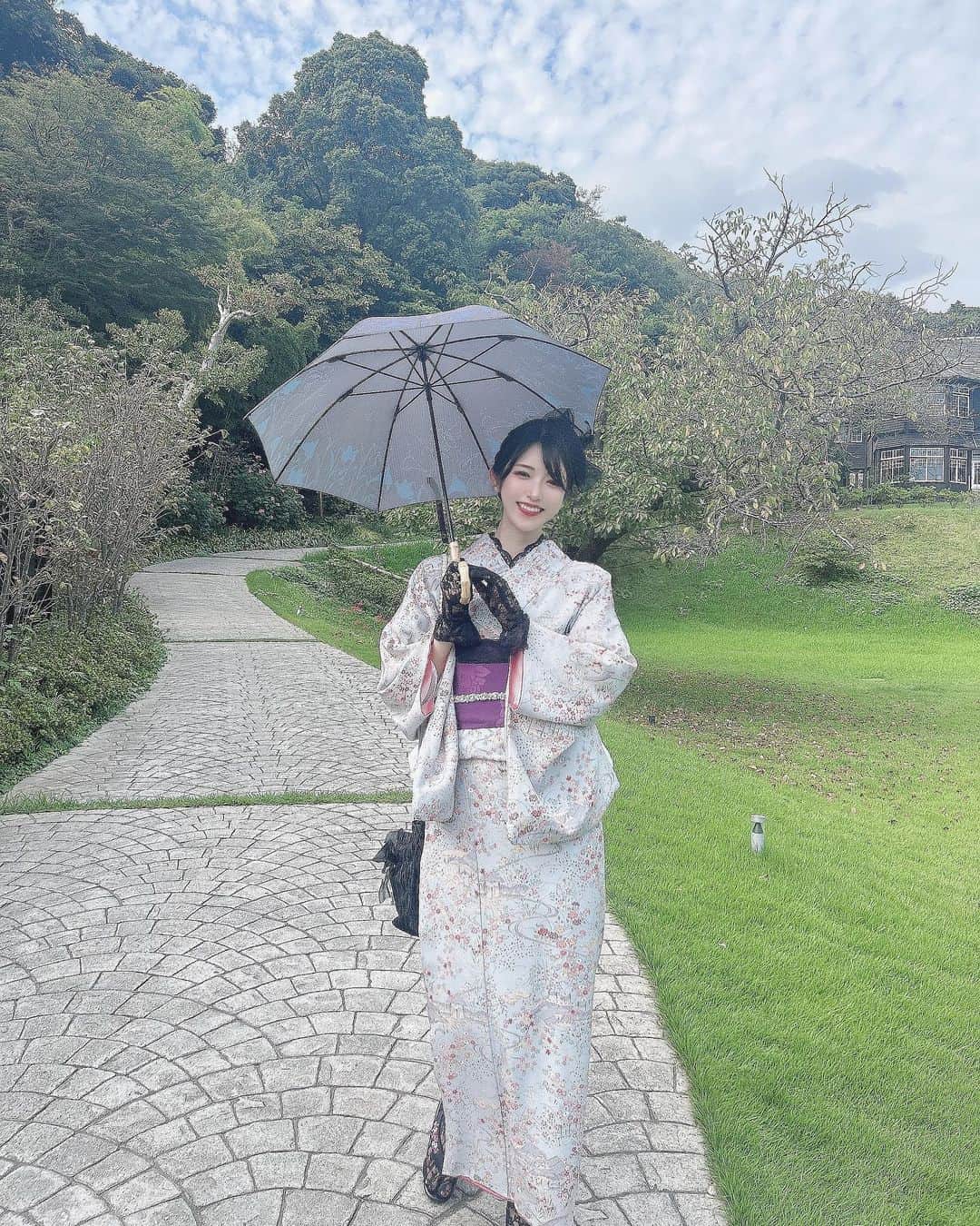 れみぱんさんのインスタグラム写真 - (れみぱんInstagram)「👘PR👘 10月こんにちは✨ そろそろ秋かな？と思ってもまだまだ暑い日が多いね🍂 : 秋になったらやりたかったことの1番が可愛い着物を着てまた鎌倉散歩することだったのでさっそく行ってきたよー👘 今回は鎌倉駅すぐのwargo 鎌倉店　@wargo_kimono で着物をお借りして着付けやヘアセットもやってもらったよー🫶🏻🎀 手ぶらで行って可愛くしてもらえて最高🥺🎀 : 沢山可愛い着物や小物があるから迷いに迷ったけどお店の方にアドバイスをいただいてめちゃくちゃ可愛くコーディネート出来た💝 (ヘッドドレス、レース足袋、レースグローブは私物) 今回はアンティーク着物プランにしたけど、他にも色んなプランや着物があるので是非行ってみてね☺️💝 : 私も友達もそれぞれ個性が出てる✨ 友達同士でお揃いみたいにしても可愛いと思うよー🫶🏻 : 鎌倉は大好きでよく行くけどかわいい街並みやお店、食べ歩きが充実してるからかわいい着物をwargoでレンタルして写真撮りながら遊ぶのが本当におすすめです☺️👘 : 📍 wargo 鎌倉店…鎌倉駅徒歩2分(小町通り) PR @wargo_kimono #着物女子と繋がりたい #wargo #鎌倉着物レンタル #着物レンタル #着物デート #着物ヘアセット #鎌倉きものレンタル」10月2日 19時18分 - lemipanna