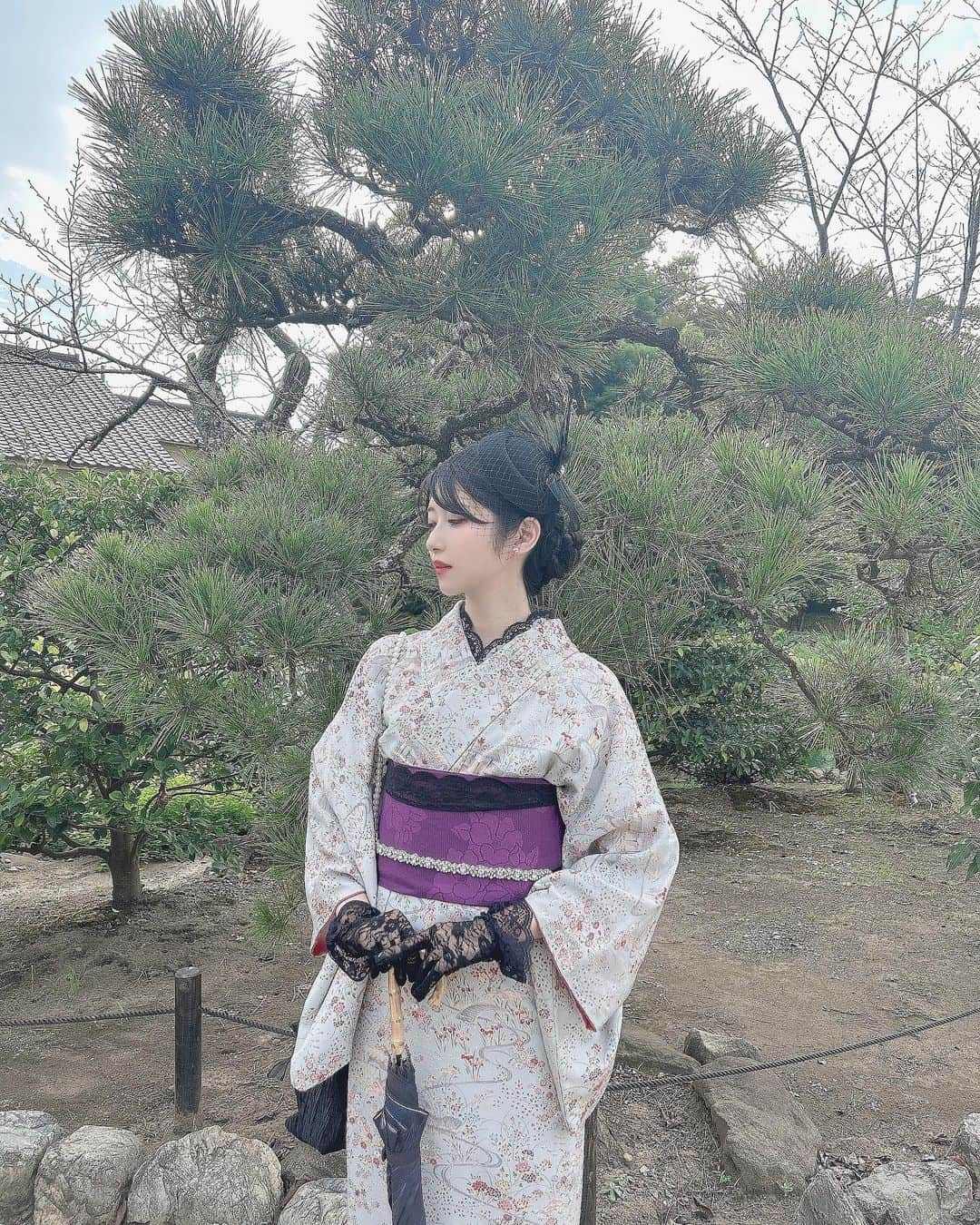 れみぱんさんのインスタグラム写真 - (れみぱんInstagram)「👘PR👘 10月こんにちは✨ そろそろ秋かな？と思ってもまだまだ暑い日が多いね🍂 : 秋になったらやりたかったことの1番が可愛い着物を着てまた鎌倉散歩することだったのでさっそく行ってきたよー👘 今回は鎌倉駅すぐのwargo 鎌倉店　@wargo_kimono で着物をお借りして着付けやヘアセットもやってもらったよー🫶🏻🎀 手ぶらで行って可愛くしてもらえて最高🥺🎀 : 沢山可愛い着物や小物があるから迷いに迷ったけどお店の方にアドバイスをいただいてめちゃくちゃ可愛くコーディネート出来た💝 (ヘッドドレス、レース足袋、レースグローブは私物) 今回はアンティーク着物プランにしたけど、他にも色んなプランや着物があるので是非行ってみてね☺️💝 : 私も友達もそれぞれ個性が出てる✨ 友達同士でお揃いみたいにしても可愛いと思うよー🫶🏻 : 鎌倉は大好きでよく行くけどかわいい街並みやお店、食べ歩きが充実してるからかわいい着物をwargoでレンタルして写真撮りながら遊ぶのが本当におすすめです☺️👘 : 📍 wargo 鎌倉店…鎌倉駅徒歩2分(小町通り) PR @wargo_kimono #着物女子と繋がりたい #wargo #鎌倉着物レンタル #着物レンタル #着物デート #着物ヘアセット #鎌倉きものレンタル」10月2日 19時18分 - lemipanna