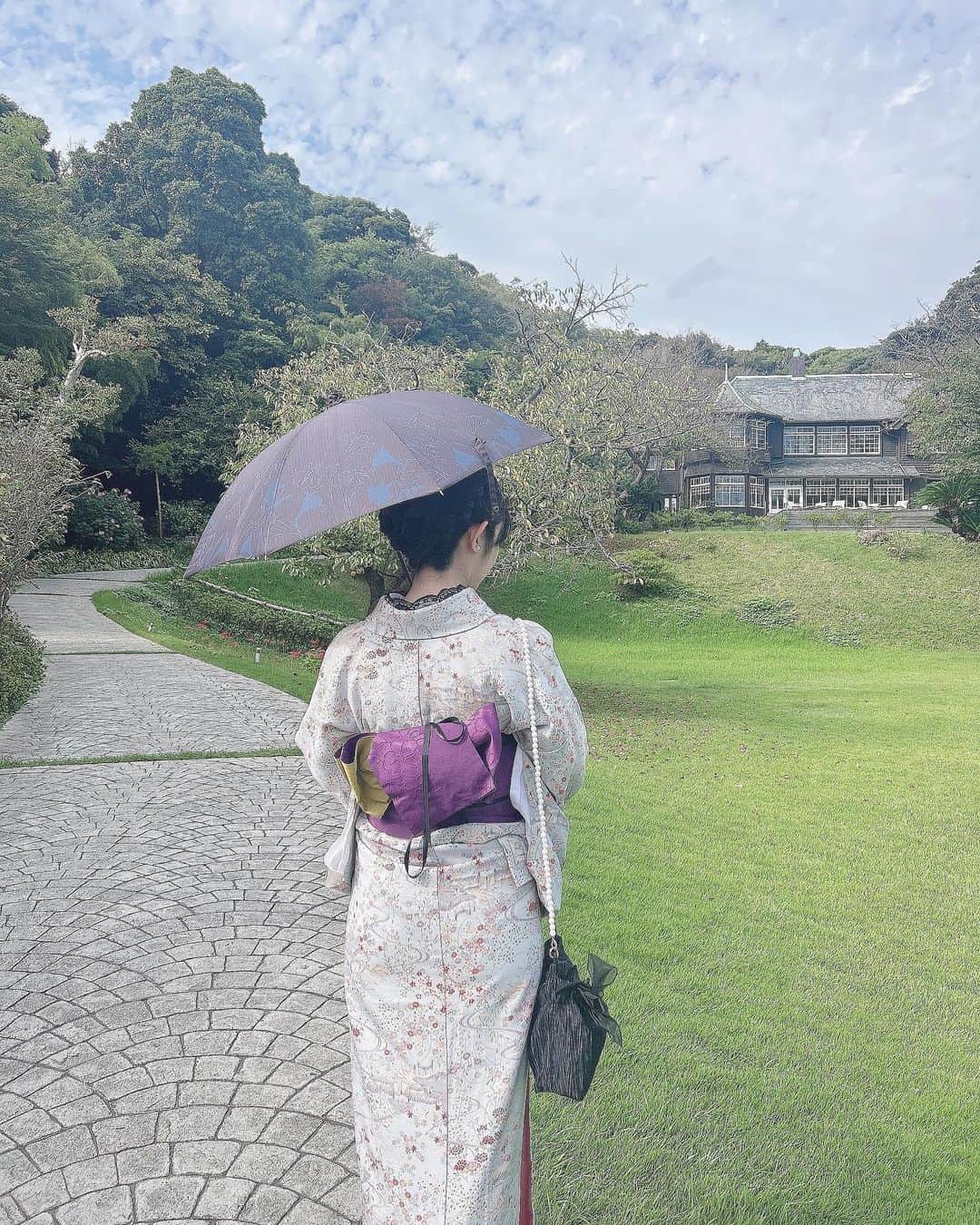 れみぱんさんのインスタグラム写真 - (れみぱんInstagram)「👘PR👘 10月こんにちは✨ そろそろ秋かな？と思ってもまだまだ暑い日が多いね🍂 : 秋になったらやりたかったことの1番が可愛い着物を着てまた鎌倉散歩することだったのでさっそく行ってきたよー👘 今回は鎌倉駅すぐのwargo 鎌倉店　@wargo_kimono で着物をお借りして着付けやヘアセットもやってもらったよー🫶🏻🎀 手ぶらで行って可愛くしてもらえて最高🥺🎀 : 沢山可愛い着物や小物があるから迷いに迷ったけどお店の方にアドバイスをいただいてめちゃくちゃ可愛くコーディネート出来た💝 (ヘッドドレス、レース足袋、レースグローブは私物) 今回はアンティーク着物プランにしたけど、他にも色んなプランや着物があるので是非行ってみてね☺️💝 : 私も友達もそれぞれ個性が出てる✨ 友達同士でお揃いみたいにしても可愛いと思うよー🫶🏻 : 鎌倉は大好きでよく行くけどかわいい街並みやお店、食べ歩きが充実してるからかわいい着物をwargoでレンタルして写真撮りながら遊ぶのが本当におすすめです☺️👘 : 📍 wargo 鎌倉店…鎌倉駅徒歩2分(小町通り) PR @wargo_kimono #着物女子と繋がりたい #wargo #鎌倉着物レンタル #着物レンタル #着物デート #着物ヘアセット #鎌倉きものレンタル」10月2日 19時18分 - lemipanna