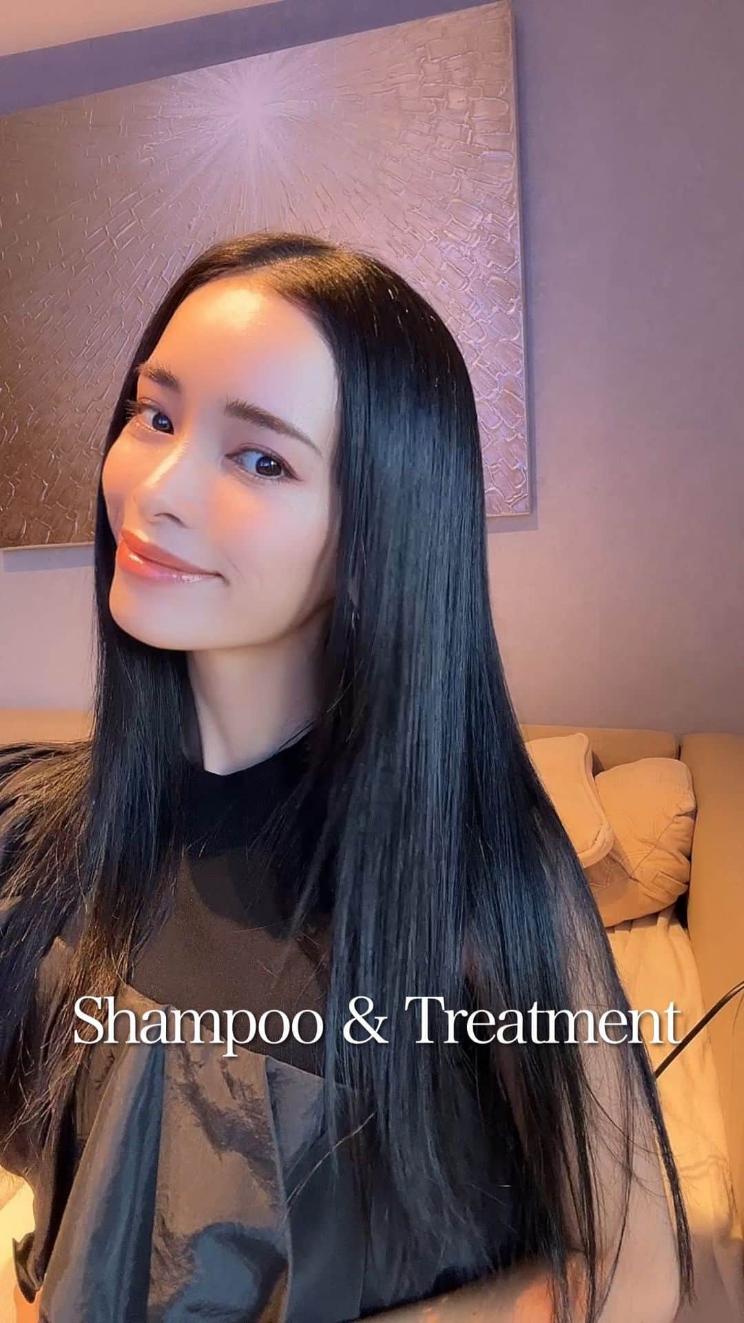 のインスタグラム：「. 韓国発のコスメが最近多いけど 遂にヘアプロダクトまで最高なの見つけた☺️！ その名も 「now&than」 @now.n.than_jp ノンシリコンでここまで軋まないの本当に凄い。 頭皮ケアもできる優秀さはお見事です。 頭皮も顔と繋がったお肌なので頭皮ケアをすれば 顔面の調子も整うのはよく言われてるよね☺️  パッケージもおしゃれだから お風呂場に置いておくだけでインテリア。  個人的にはオイルが一番お気に入りで とろみのあるテクスチャなのに全然重たくならないから ただ表面に付けてる感じじゃ無い。 ちゃんと髪の毛が生き返る感じ。 毛先まで潤うこの感じ病みつきです❤️  #ナウアンドダン #nownthan #nowandthan #シャンプー #トリートメント #ヘアオイル  #PR」