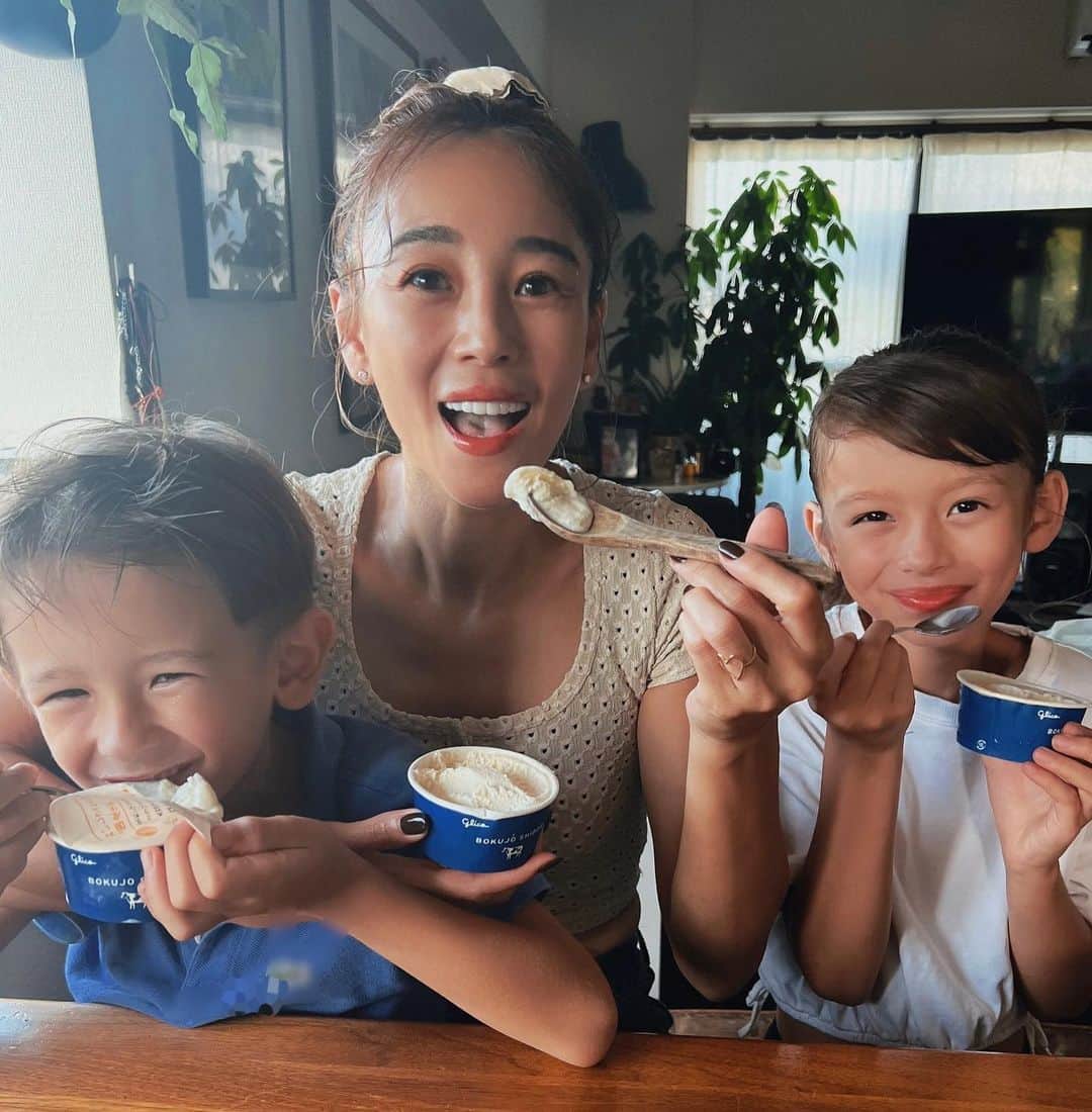 大桑マイミのインスタグラム：「今日のおやつは皆んなで　牧場しぼりのカップアイスをいただきました。  とってもおいしくて感激🤩  甘すぎずフレッシュで濃厚なのに、あと味さっぱり！もう一カップいってしまいたいぐらい〜  後ろ髪引かれる… おいしい😋     子供達も大好き💕  「牧場しぼり　ミルク」しぼって三日以内の新鮮な生乳を使ってつくられているんだって。 国産の生乳、乳製品、卵黄をはじめ、その他原料も全て国内製造の食品素材だけでつくりあげたアイスクリームなんだよ。　　  だから素材本来の上質なおいしさを味わえるんだね！  #PR  #Glico  #牧場しぼり  #アイスクリーム」