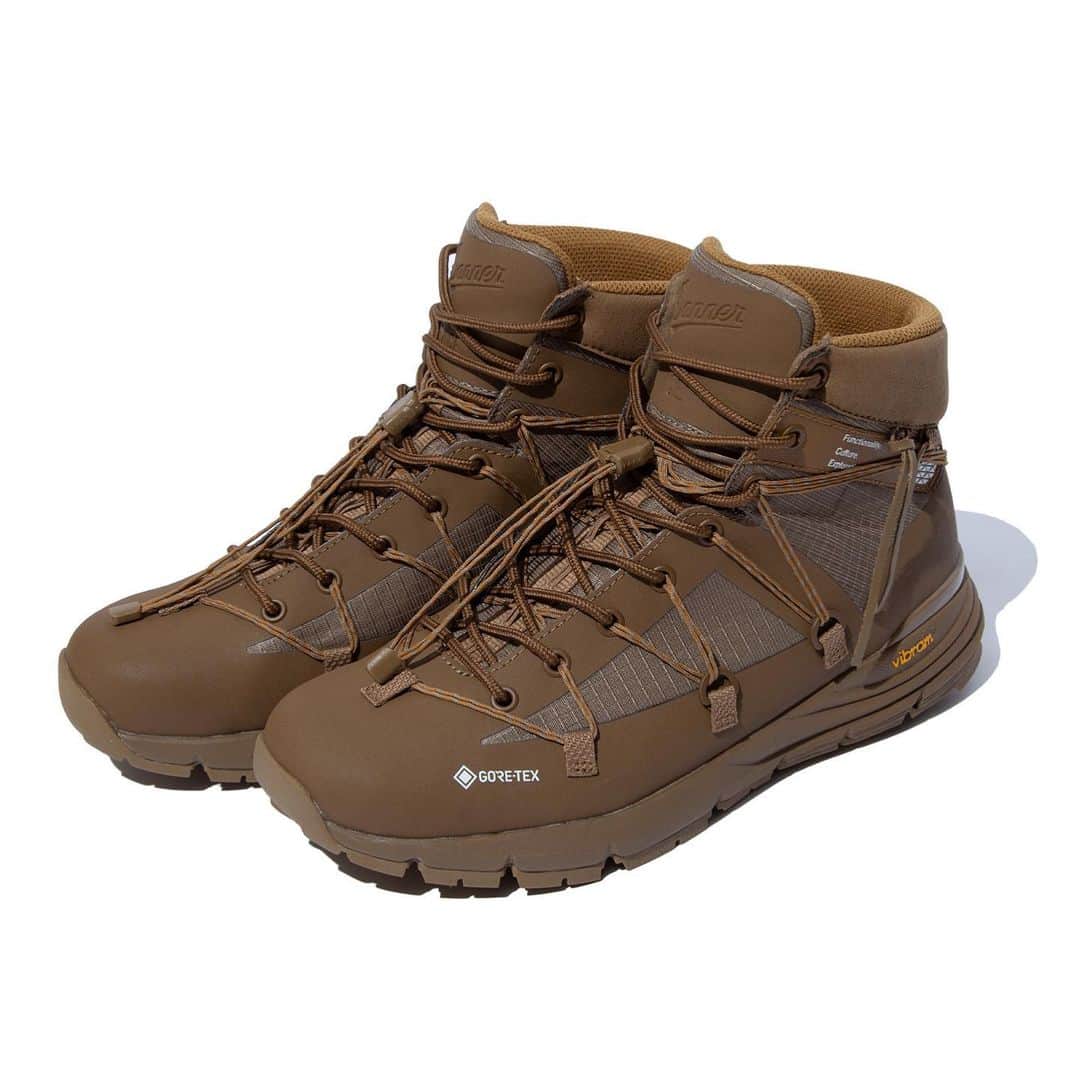 のインスタグラム：「【HYNM PICK】このモダンな面構え、いかがでしょうか？   〈F/CE.®〉と〈Danner〉のコラボモデルがお目見えです。  〈Danner〉のハイクモデル「Mountain600」をベースにした二足は、アッパーに「GORE-TEX」を、ソールに「ヴィブラム」社製の「メガグリップ」を採用。優れた防水性とグリップ力であらゆる悪路にも対応します。  シューレースとパラコードを巧みに配し、全体を同系色でまとめたデザインが◎。  両者のタッグは今回で二度目とのこと。安定の黒も良いですが、新色として加わったDESERTも非常に魅力的です。  こちらはすでに発売中。「F/CE. Flagship Store Tokyo」「NORDISK CAMP SUPPLY STORE」各店、「ROOT ONLINE STORE」などで展開されています。  #HYNMPICK #FCE #Danner #dannerboots @fce_tools @fce_flagshipstore @danner_jp」