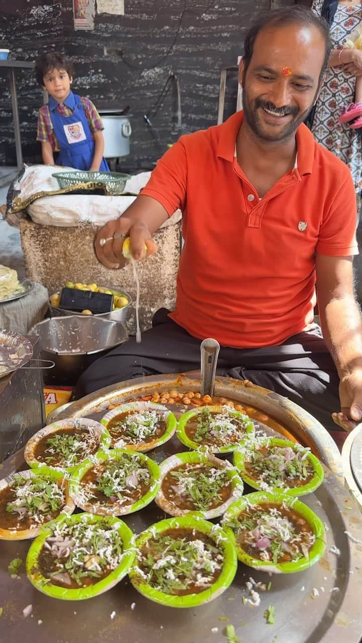 Karan Duaのインスタグラム：「Agra Famous Paper Chole Bhature 😀  #dilsefoodie #food #cholebhature #foodfood」