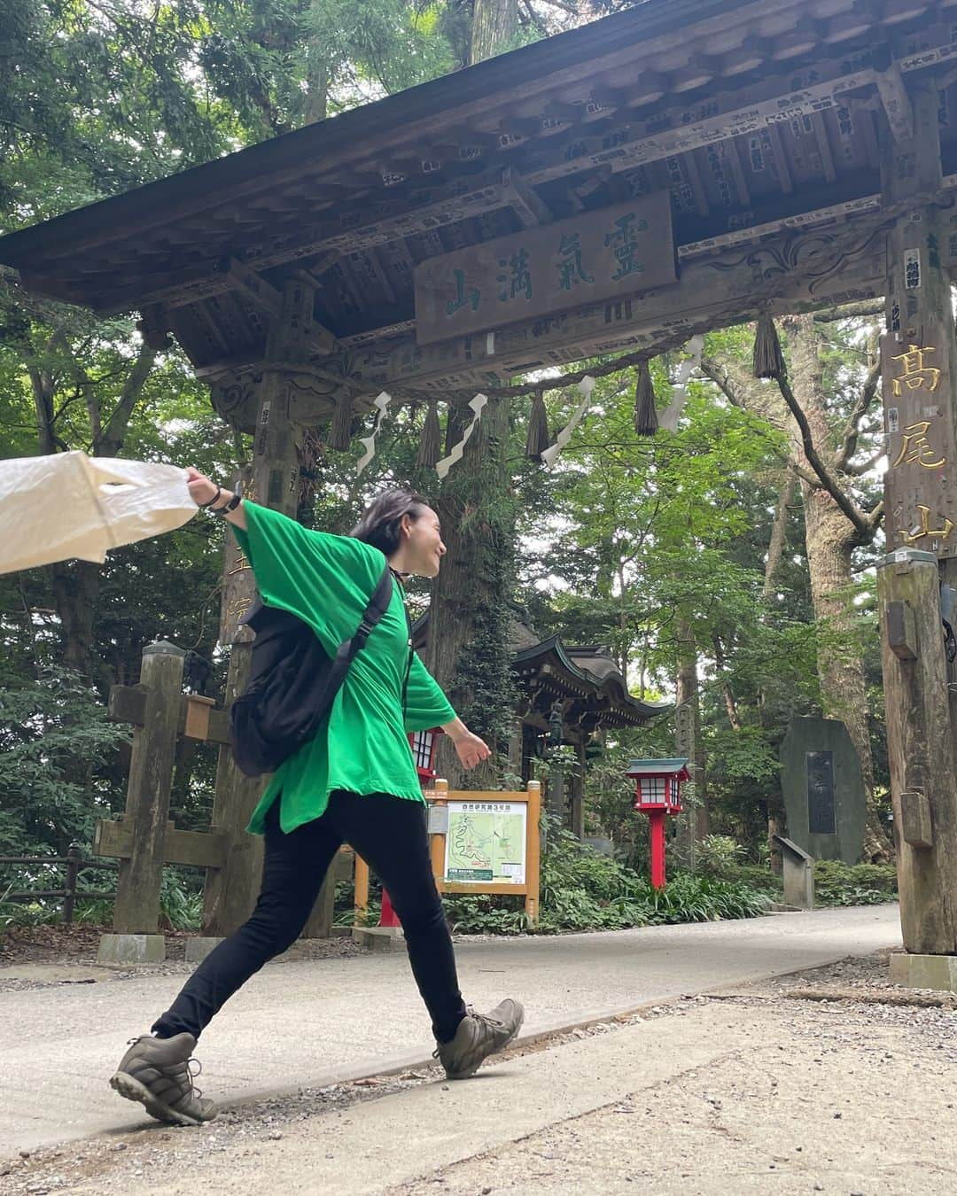 篠原ともえさんのインスタグラム写真 - (篠原ともえInstagram)「高尾山登頂🍙 ｢CLEAN HIKES, GREEN PEAKS MT. TAKAO｣に参加するため高尾山へ🥾間伐材バッグは、登山の際に出たゴミを持ち帰るためや日常使いなど、ご自由にお使いいただけたらと思いますが"持ち運べるアート"としても手に取っていただけたらうれしいです。  登山者の方々そして芸術祭チームの皆様に会えたのも嬉しく、実際に足をお運びいただけずとも、こうした私たちのメッセージを受け取り、さまざまな思いを巡らせていただくこともアートならではの力なのでしょう🎨  「八王子芸術祭」 @hachiojiartfes ではヴィジュアル、そして、パフォーミングアーツとさまざまな表現に触れていただくことができます。篠原ともえのイベント会期はあと2日になりました。#CLEANHIKESGREENPEAKS と共にSNSでの発信も呼びかけていますので、バッグと美しい高尾の風景などと一緒に、みなさん思い思いのメッセージを投稿してください。  篠原ともえアートプロジェクト🌲間伐材バッグ無料配布 ｢CLEAN HIKES, GREEN PEAKS MT. TAKAO｣ 配布期間：9月26日（火）～ 10/4（水）10:00 ～ 16:00 ＊1日150個限定 10月2日（月）の休館日除く 会場：東京都高尾ビジターセンター（高尾山山項）  #cleanhikesgreenpeaks」10月2日 19時27分 - tomoe_shinohara