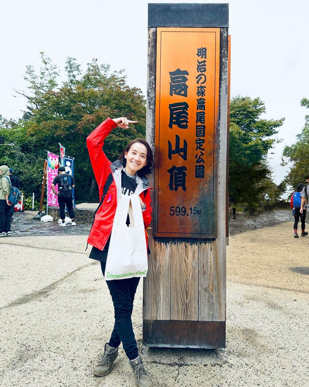 篠原ともえさんのインスタグラム写真 - (篠原ともえInstagram)「高尾山登頂🍙 ｢CLEAN HIKES, GREEN PEAKS MT. TAKAO｣に参加するため高尾山へ🥾間伐材バッグは、登山の際に出たゴミを持ち帰るためや日常使いなど、ご自由にお使いいただけたらと思いますが"持ち運べるアート"としても手に取っていただけたらうれしいです。  登山者の方々そして芸術祭チームの皆様に会えたのも嬉しく、実際に足をお運びいただけずとも、こうした私たちのメッセージを受け取り、さまざまな思いを巡らせていただくこともアートならではの力なのでしょう🎨  「八王子芸術祭」 @hachiojiartfes ではヴィジュアル、そして、パフォーミングアーツとさまざまな表現に触れていただくことができます。篠原ともえのイベント会期はあと2日になりました。#CLEANHIKESGREENPEAKS と共にSNSでの発信も呼びかけていますので、バッグと美しい高尾の風景などと一緒に、みなさん思い思いのメッセージを投稿してください。  篠原ともえアートプロジェクト🌲間伐材バッグ無料配布 ｢CLEAN HIKES, GREEN PEAKS MT. TAKAO｣ 配布期間：9月26日（火）～ 10/4（水）10:00 ～ 16:00 ＊1日150個限定 10月2日（月）の休館日除く 会場：東京都高尾ビジターセンター（高尾山山項）  #cleanhikesgreenpeaks」10月2日 19時27分 - tomoe_shinohara