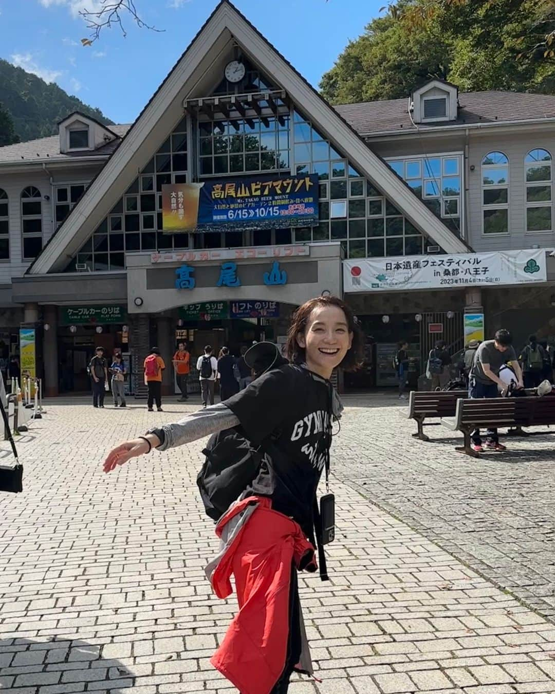 篠原ともえさんのインスタグラム写真 - (篠原ともえInstagram)「高尾山登頂🍙 ｢CLEAN HIKES, GREEN PEAKS MT. TAKAO｣に参加するため高尾山へ🥾間伐材バッグは、登山の際に出たゴミを持ち帰るためや日常使いなど、ご自由にお使いいただけたらと思いますが"持ち運べるアート"としても手に取っていただけたらうれしいです。  登山者の方々そして芸術祭チームの皆様に会えたのも嬉しく、実際に足をお運びいただけずとも、こうした私たちのメッセージを受け取り、さまざまな思いを巡らせていただくこともアートならではの力なのでしょう🎨  「八王子芸術祭」 @hachiojiartfes ではヴィジュアル、そして、パフォーミングアーツとさまざまな表現に触れていただくことができます。篠原ともえのイベント会期はあと2日になりました。#CLEANHIKESGREENPEAKS と共にSNSでの発信も呼びかけていますので、バッグと美しい高尾の風景などと一緒に、みなさん思い思いのメッセージを投稿してください。  篠原ともえアートプロジェクト🌲間伐材バッグ無料配布 ｢CLEAN HIKES, GREEN PEAKS MT. TAKAO｣ 配布期間：9月26日（火）～ 10/4（水）10:00 ～ 16:00 ＊1日150個限定 10月2日（月）の休館日除く 会場：東京都高尾ビジターセンター（高尾山山項）  #cleanhikesgreenpeaks」10月2日 19時27分 - tomoe_shinohara