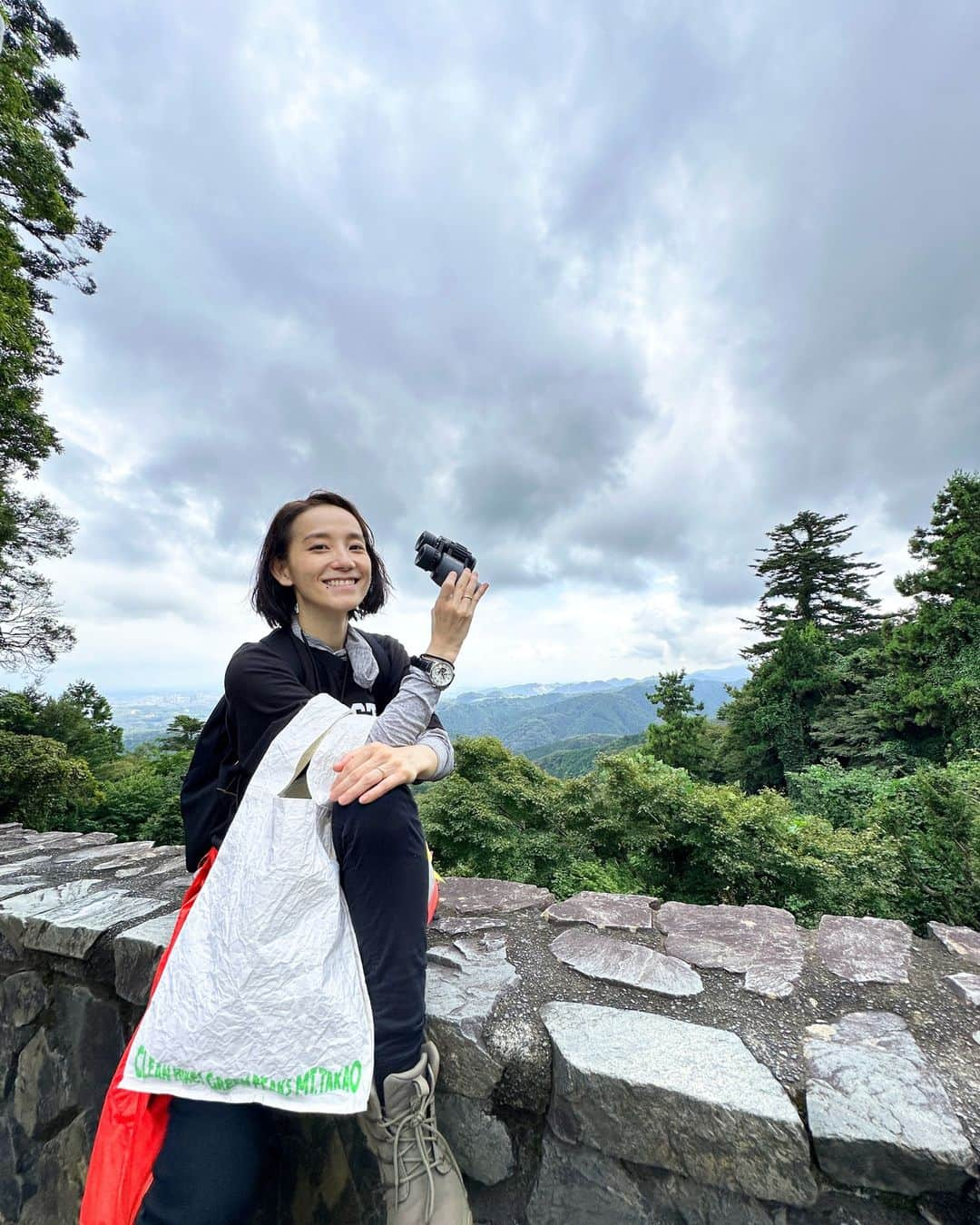 篠原ともえさんのインスタグラム写真 - (篠原ともえInstagram)「高尾山登頂🍙 ｢CLEAN HIKES, GREEN PEAKS MT. TAKAO｣に参加するため高尾山へ🥾間伐材バッグは、登山の際に出たゴミを持ち帰るためや日常使いなど、ご自由にお使いいただけたらと思いますが"持ち運べるアート"としても手に取っていただけたらうれしいです。  登山者の方々そして芸術祭チームの皆様に会えたのも嬉しく、実際に足をお運びいただけずとも、こうした私たちのメッセージを受け取り、さまざまな思いを巡らせていただくこともアートならではの力なのでしょう🎨  「八王子芸術祭」 @hachiojiartfes ではヴィジュアル、そして、パフォーミングアーツとさまざまな表現に触れていただくことができます。篠原ともえのイベント会期はあと2日になりました。#CLEANHIKESGREENPEAKS と共にSNSでの発信も呼びかけていますので、バッグと美しい高尾の風景などと一緒に、みなさん思い思いのメッセージを投稿してください。  篠原ともえアートプロジェクト🌲間伐材バッグ無料配布 ｢CLEAN HIKES, GREEN PEAKS MT. TAKAO｣ 配布期間：9月26日（火）～ 10/4（水）10:00 ～ 16:00 ＊1日150個限定 10月2日（月）の休館日除く 会場：東京都高尾ビジターセンター（高尾山山項）  #cleanhikesgreenpeaks」10月2日 19時27分 - tomoe_shinohara