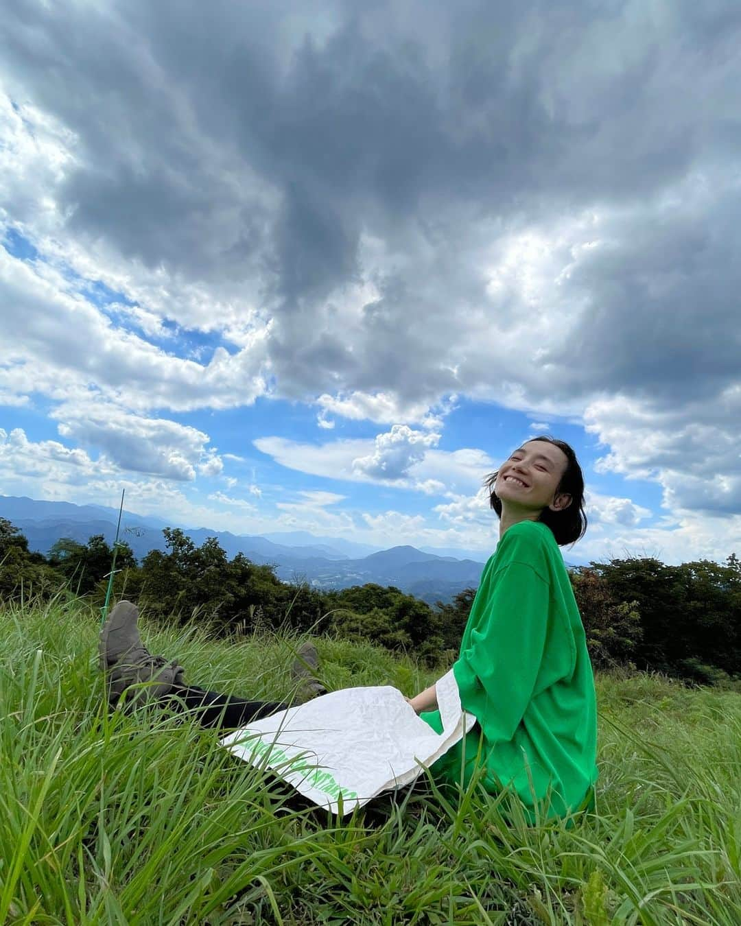 篠原ともえさんのインスタグラム写真 - (篠原ともえInstagram)「高尾山登頂🍙 ｢CLEAN HIKES, GREEN PEAKS MT. TAKAO｣に参加するため高尾山へ🥾間伐材バッグは、登山の際に出たゴミを持ち帰るためや日常使いなど、ご自由にお使いいただけたらと思いますが"持ち運べるアート"としても手に取っていただけたらうれしいです。  登山者の方々そして芸術祭チームの皆様に会えたのも嬉しく、実際に足をお運びいただけずとも、こうした私たちのメッセージを受け取り、さまざまな思いを巡らせていただくこともアートならではの力なのでしょう🎨  「八王子芸術祭」 @hachiojiartfes ではヴィジュアル、そして、パフォーミングアーツとさまざまな表現に触れていただくことができます。篠原ともえのイベント会期はあと2日になりました。#CLEANHIKESGREENPEAKS と共にSNSでの発信も呼びかけていますので、バッグと美しい高尾の風景などと一緒に、みなさん思い思いのメッセージを投稿してください。  篠原ともえアートプロジェクト🌲間伐材バッグ無料配布 ｢CLEAN HIKES, GREEN PEAKS MT. TAKAO｣ 配布期間：9月26日（火）～ 10/4（水）10:00 ～ 16:00 ＊1日150個限定 10月2日（月）の休館日除く 会場：東京都高尾ビジターセンター（高尾山山項）  #cleanhikesgreenpeaks」10月2日 19時27分 - tomoe_shinohara