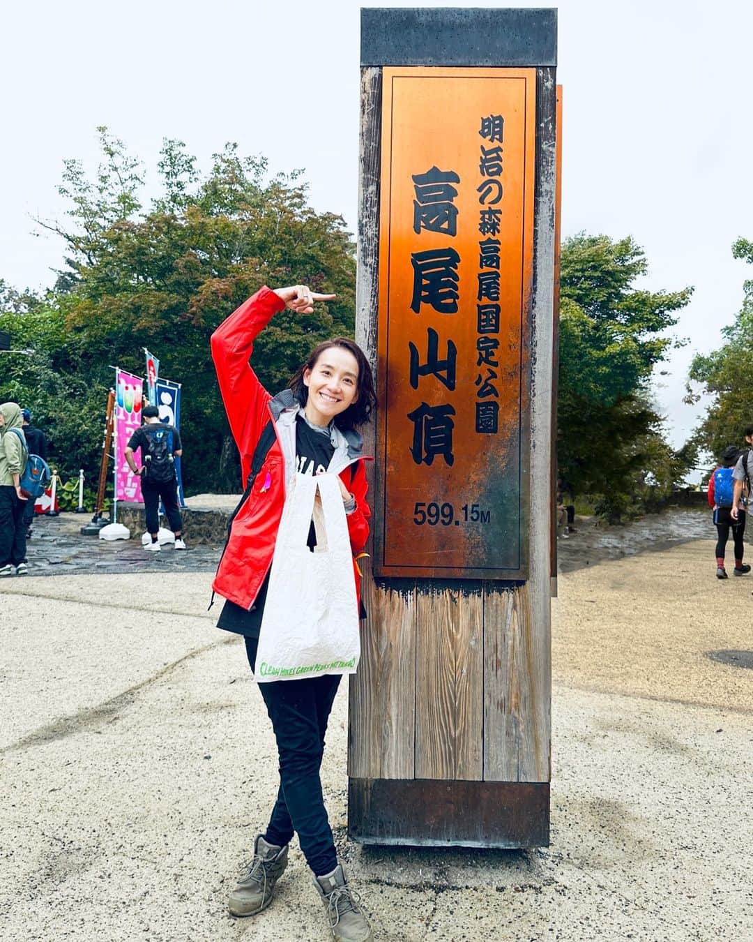 篠原ともえのインスタグラム：「高尾山登頂🍙 ｢CLEAN HIKES, GREEN PEAKS MT. TAKAO｣に参加するため高尾山へ🥾間伐材バッグは、登山の際に出たゴミを持ち帰るためや日常使いなど、ご自由にお使いいただけたらと思いますが"持ち運べるアート"としても手に取っていただけたらうれしいです。  登山者の方々そして芸術祭チームの皆様に会えたのも嬉しく、実際に足をお運びいただけずとも、こうした私たちのメッセージを受け取り、さまざまな思いを巡らせていただくこともアートならではの力なのでしょう🎨  「八王子芸術祭」 @hachiojiartfes ではヴィジュアル、そして、パフォーミングアーツとさまざまな表現に触れていただくことができます。篠原ともえのイベント会期はあと2日になりました。#CLEANHIKESGREENPEAKS と共にSNSでの発信も呼びかけていますので、バッグと美しい高尾の風景などと一緒に、みなさん思い思いのメッセージを投稿してください。  篠原ともえアートプロジェクト🌲間伐材バッグ無料配布 ｢CLEAN HIKES, GREEN PEAKS MT. TAKAO｣ 配布期間：9月26日（火）～ 10/4（水）10:00 ～ 16:00 ＊1日150個限定 10月2日（月）の休館日除く 会場：東京都高尾ビジターセンター（高尾山山項）  #cleanhikesgreenpeaks」