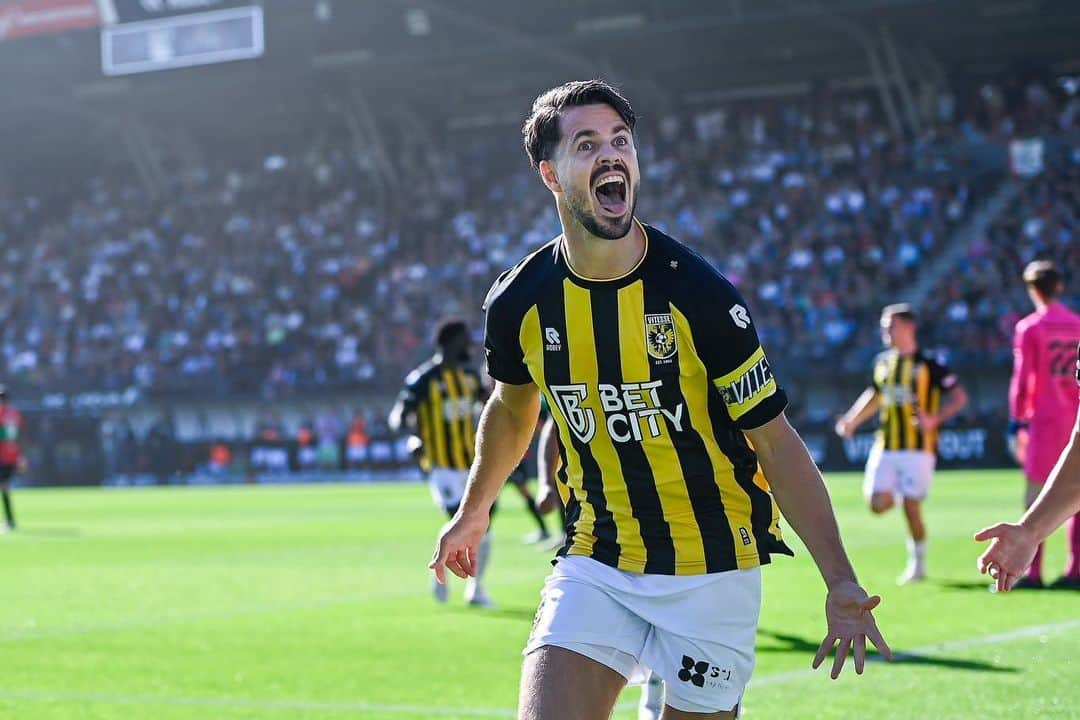 マルコ・ファン・ヒンケルのインスタグラム：「Derby win 💛🖤 @mijnvitesse #1」