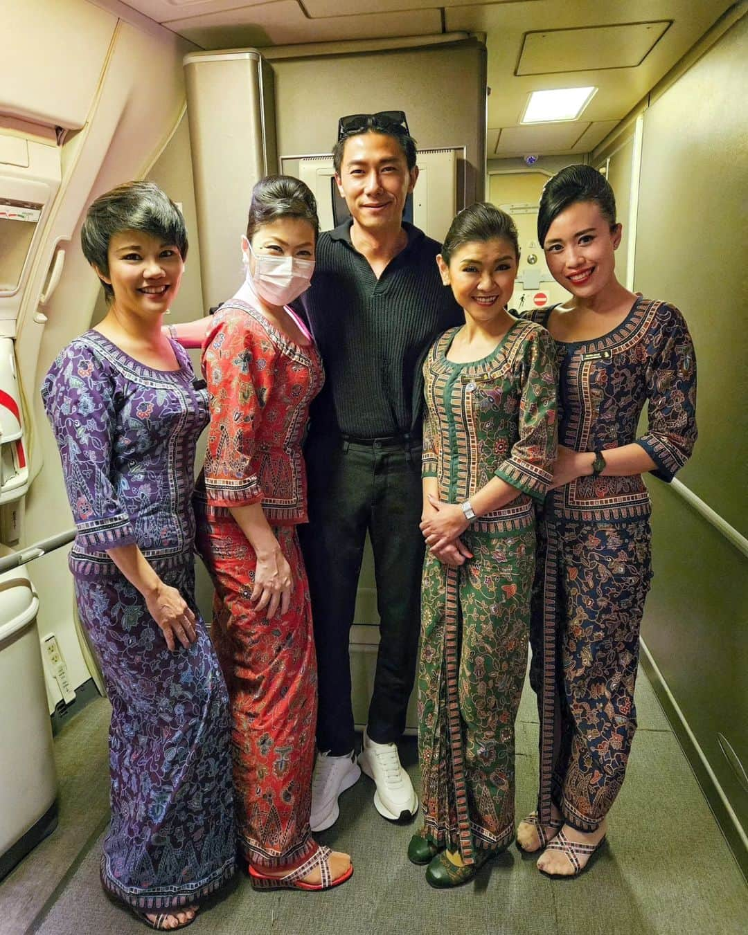 デスモンド・タンさんのインスタグラム写真 - (デスモンド・タンInstagram)「Home is where the heart is. Good to be home! 💙   Big thank you to the amazing crew of SQ335! Pride of Singapore! 🇸🇬 @singaporeair  Thank you @destanationfc for always being here for me! Love y'all!」10月2日 19時20分 - thedesmondtan