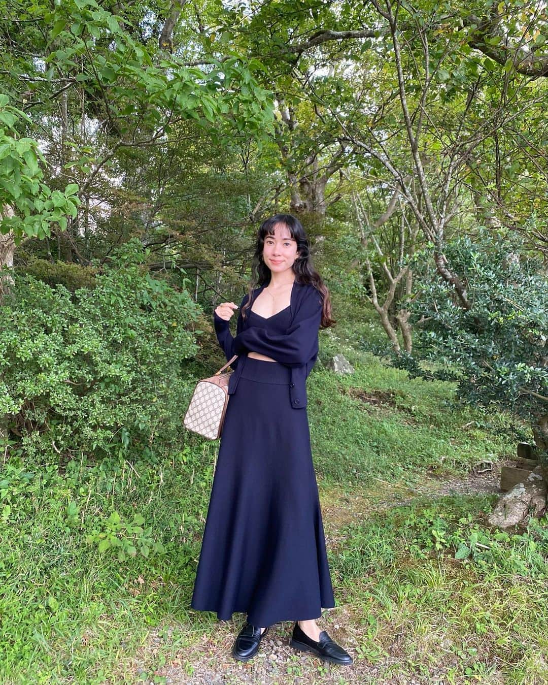 ベイカー恵利沙さんのインスタグラム写真 - (ベイカー恵利沙Instagram)「My recent favorite sets in Hakone 🌱 @cosstores_jp  日本に来てからこればかり着てる🪼 NYFWでお披露目された秋冬のコレクション トップスもスカートもカーディガンも、 それぞれ使いやすい3ピース 深みのあるネイビーとニット素材で、きちんと見えてずっと着られる😌 国内旅行は身軽でいたいから、 2泊3日で毎日同じスカートを履いて、 トップスだけ替えて過ごしてた🦋 着心地良いのもとても嬉しい♡  合わせているvintageのgucciは、 この先一生使う！と大学生のときに一生懸命買ったもの あのときですでにvintageだったから、今はどれほどときが経ったのだろう この先もずーっと使う🩷  #えりさふく #COSJapan」10月2日 19時20分 - bakerelisa