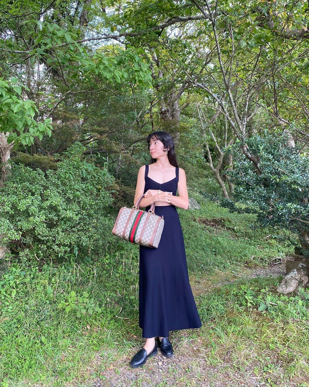 ベイカー恵利沙さんのインスタグラム写真 - (ベイカー恵利沙Instagram)「My recent favorite sets in Hakone 🌱 @cosstores_jp  日本に来てからこればかり着てる🪼 NYFWでお披露目された秋冬のコレクション トップスもスカートもカーディガンも、 それぞれ使いやすい3ピース 深みのあるネイビーとニット素材で、きちんと見えてずっと着られる😌 国内旅行は身軽でいたいから、 2泊3日で毎日同じスカートを履いて、 トップスだけ替えて過ごしてた🦋 着心地良いのもとても嬉しい♡  合わせているvintageのgucciは、 この先一生使う！と大学生のときに一生懸命買ったもの あのときですでにvintageだったから、今はどれほどときが経ったのだろう この先もずーっと使う🩷  #えりさふく #COSJapan」10月2日 19時20分 - bakerelisa