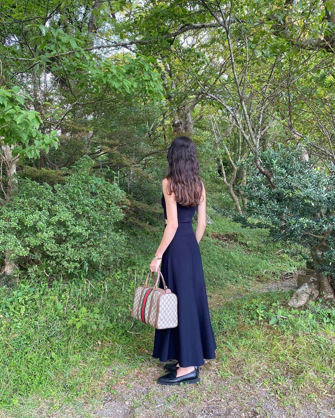 ベイカー恵利沙さんのインスタグラム写真 - (ベイカー恵利沙Instagram)「My recent favorite sets in Hakone 🌱 @cosstores_jp  日本に来てからこればかり着てる🪼 NYFWでお披露目された秋冬のコレクション トップスもスカートもカーディガンも、 それぞれ使いやすい3ピース 深みのあるネイビーとニット素材で、きちんと見えてずっと着られる😌 国内旅行は身軽でいたいから、 2泊3日で毎日同じスカートを履いて、 トップスだけ替えて過ごしてた🦋 着心地良いのもとても嬉しい♡  合わせているvintageのgucciは、 この先一生使う！と大学生のときに一生懸命買ったもの あのときですでにvintageだったから、今はどれほどときが経ったのだろう この先もずーっと使う🩷  #えりさふく #COSJapan」10月2日 19時20分 - bakerelisa