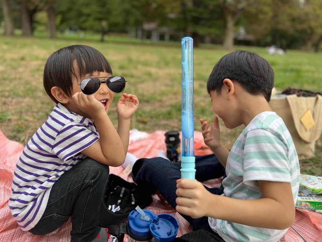 安田美沙子さんのインスタグラム写真 - (安田美沙子Instagram)「お迎え後に少し時間があったので公園へ。。。  秋色になってたね🤍  2人は、仲の良さもすごいけど、喧嘩もはげしいし、毎日賑やかです。  体力ありあまる男子。。。  2人の成長度合いが違うから 2人の関係性が日々変わる。  親が入れない絆があるんだろうなぁ。。  喧嘩をしても、しばらくは静観。ふたりでどうするのかこっそり伺ってます。  どっちも全然違っておもしろいな🤍  #brothers #虫取り #公園 #秋 #仲良し #たまに喧嘩」10月2日 19時21分 - yasuda_misako