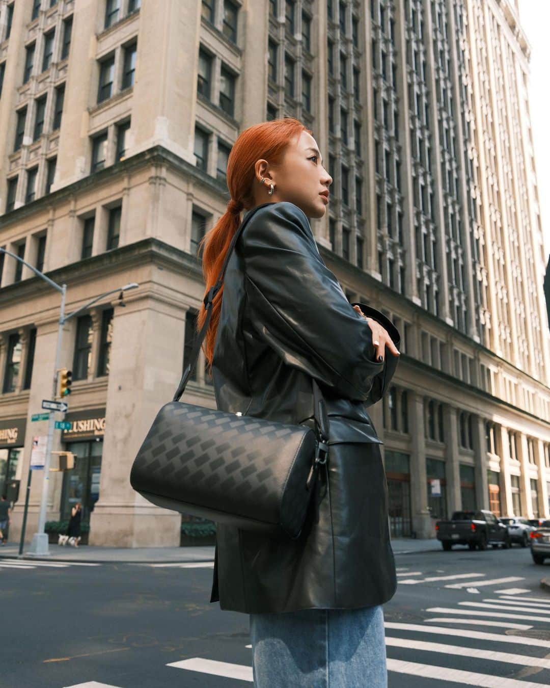 ウー・インジエのインスタグラム：「其實這才是紐約最後一篇🗽🇺🇸✨​ 走在紐約街頭背著…​ Montblanc Extreme 3.0系列​ 全新142斜背包​ 馬上變身率性的都會時尚風格💫​ 然後漫步在每個路口。​ ​ Montblanc Extreme 3.0 系列​ Is your best fashion partner #喜歡請給💫💫💫  @montblanc  #MontblancTW ​ #InspireWriting ​ #MontblancAroundTheWorld  #MontblancLibrarySpirit  #MontblancLeather  #MontblancExtreme #GEmmainNY #Newyork」
