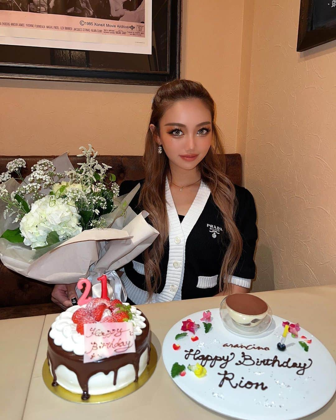 中村りおんさんのインスタグラム写真 - (中村りおんInstagram)「誕生日は過ぎたけどまだお祝い続いてて はぁぁしあわせ過ぎる！！🥺🫶🏼 ⁡ 当日も沢山のメッセージ、DM有難うございました♡ 幸せな21歳なスタートでした✨ ・ 沢山質問きてた、ネックレスとブレスレットは  @natia___official のだよ⭐︎ お祝いしてもらった日もネックレスとブレスレットつけてた⭐︎⭐︎ 汗水に強くて、金属アレルギーにも対応してるから お気に入りすぎて最近毎日つけてるねん〜💛 他にも沢山可愛いアクセサリーあるから見てね💍 ・ ・ #nuts #fashionista#followme#l4l #instagood#fashion#style #streetstyle #gal#likeit#liketime#model#ootd #셀카 #셀스타그램 #natia」10月2日 19時27分 - rion_nakamura89