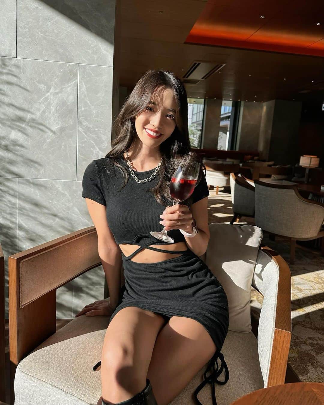 柳本絵美のインスタグラム：「久しぶりのお休み💫 日差しが気持ちいい場所でチートデーです🤤🍴 大好きなアフターヌーンティーからスタートしたよ🫖 あらためてリールにまとめて載せます〜っ💓  #それにしても2枚目」