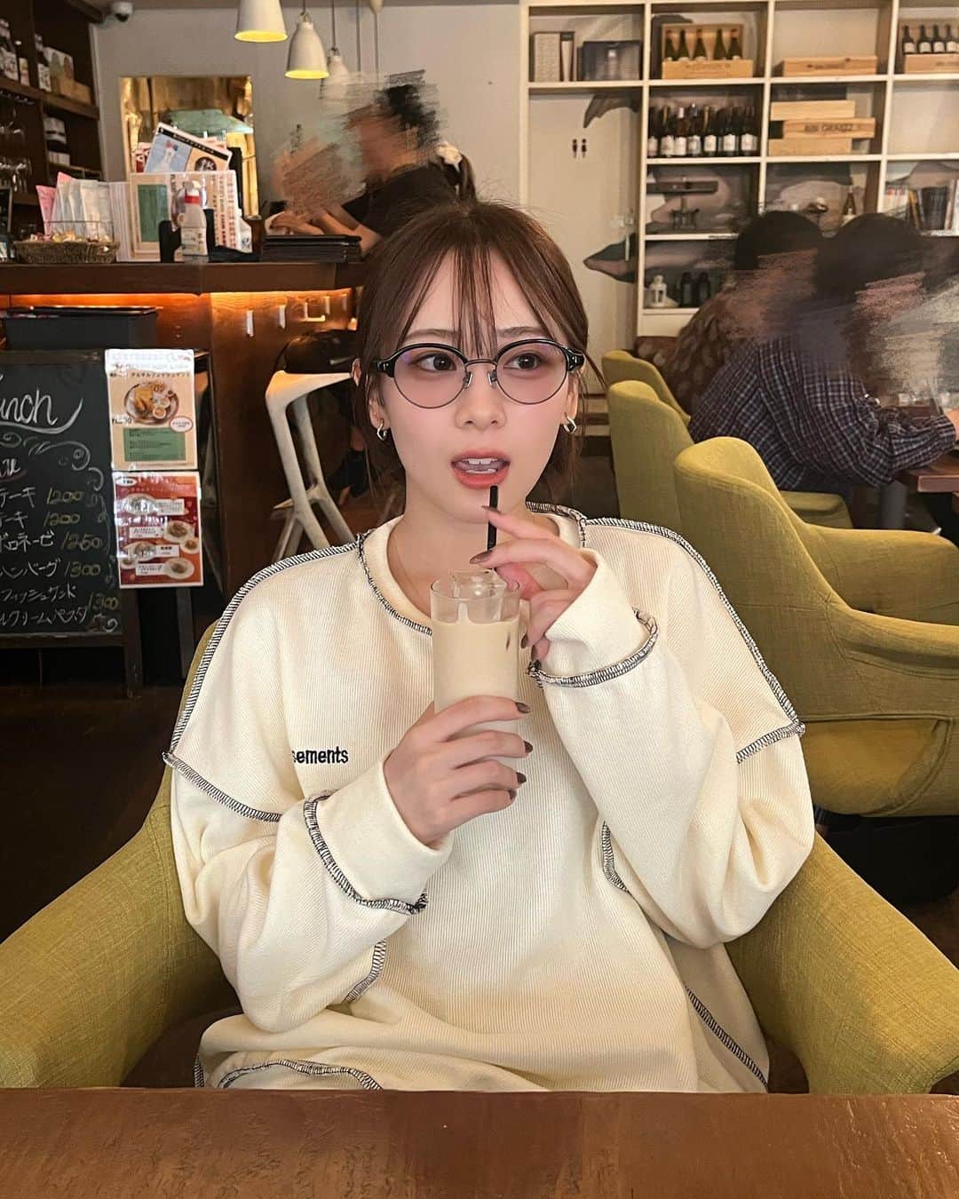 のインスタグラム：「最近新しい眼鏡買いました 反射しないの最コウ 🪐✨」