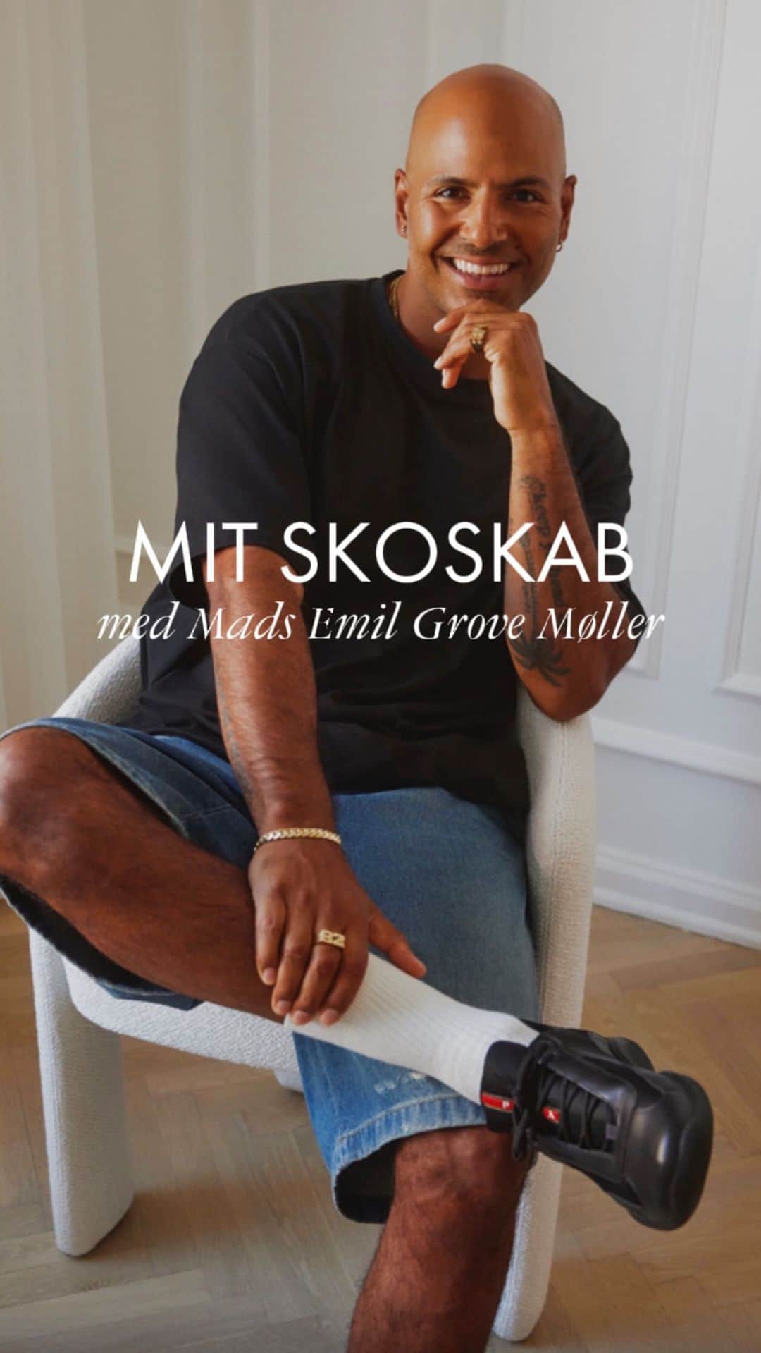 ELLE DKのインスタグラム：「Man kan ikke sige @madsdamind, uden at sige sneakers, for podcastværten har samlet på dem i årtier. Se to af hans absolutte favoritter her, og se hans skosamling i det nye nummer af #ELLE, hvor vi har besøgt fire personer med en passion for sko.   Video: @tueblichfeldt」