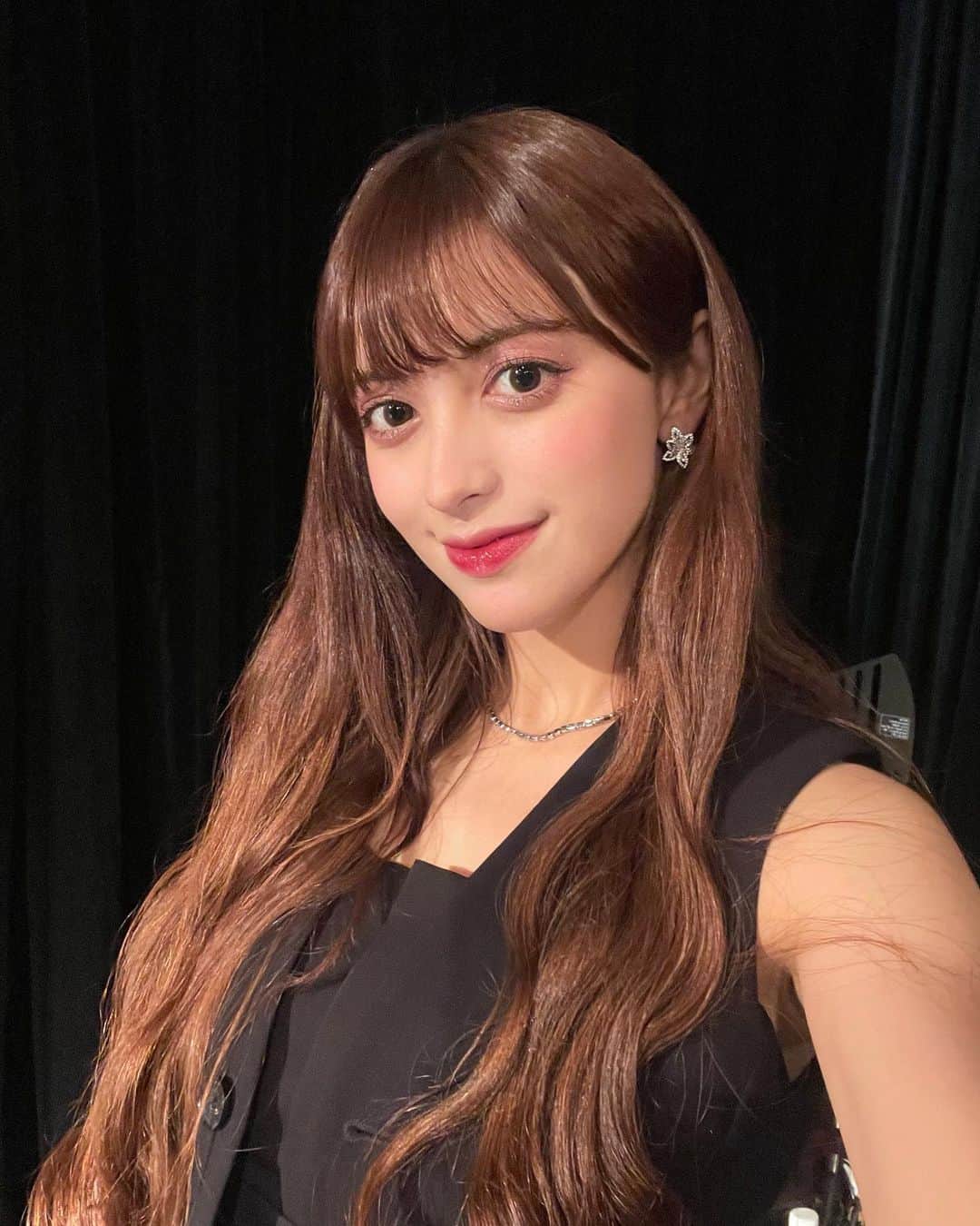 エブラヒミ椎菜のインスタグラム：「・  イベントに足を運んでくださった皆様 ありがとうございました✨️  急遽1人で初めて司会をすることになり 至らない部分も沢山あったかと思いますが 楽しんで頂けてたらいいなと思っています、、🥺 (終わった後に安心して舞台裏で泣いちゃったのは今だから笑える裏話🫢笑)  そしてお手紙やプレゼントもありがとうございます、、😭  今年のファイナリストの方々も運営さんも みんな優しくて素敵な現場でした♡ 経験値レベルアップしちゃった〜！💟✨️」