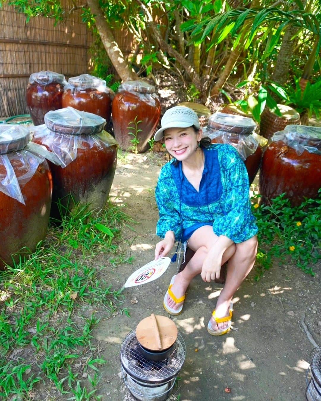 芳美リンのインスタグラム：「🗾沖縄/石垣島 Ishigaki island/Okinawa  石垣の塩さんにて、塩のお守り作り体験。  プライベートビーチで海水を汲み、 丁寧に丁寧に煮込んで、お塩にしていきます。  作る人によって、全然味が変わるそうで、 男性が作ると塩っぱく、女性が作るとマイルドになりやすいとのことです。  正直、 多少味が違うくらいでしょ。 プラシーボ効果でしょ。  と舐めてかかっていましたが、本当に全然味が違う。  私が参加者で唯一の女性だったのですが、  ダントツで私の塩がマイルドでした。  火加減や、混ぜ方の違いかなと思いきや、 先生曰く、性格の違いなんだそう。  不思議だなぁ〜 お守りなので、👶が無事に産まれますように、とお願いしながら作ったから優しい味になったのかな？  達成感はひとしお。ぜひ体験してみて下さい😊  塩作りの後は、 ソルトスパもお試しさせていただきました。  海水にぷかぷか浮かぶリラクゼーション🌊 癒やされます🌊 宿泊施設にもなっているので、いつか泊まってみたいです(*^^*)  @ishigakinoshio @saltspa_bian.official #石垣の塩 #ソルトスパ#ソルトスパ美塩 #石垣島グルメ #ゆいまーる牧場 #焼肉金城#石垣島#石垣牛 #牧草地#牧場見学 #沖縄旅行#japantrip#okinawa#ishigakiisland」