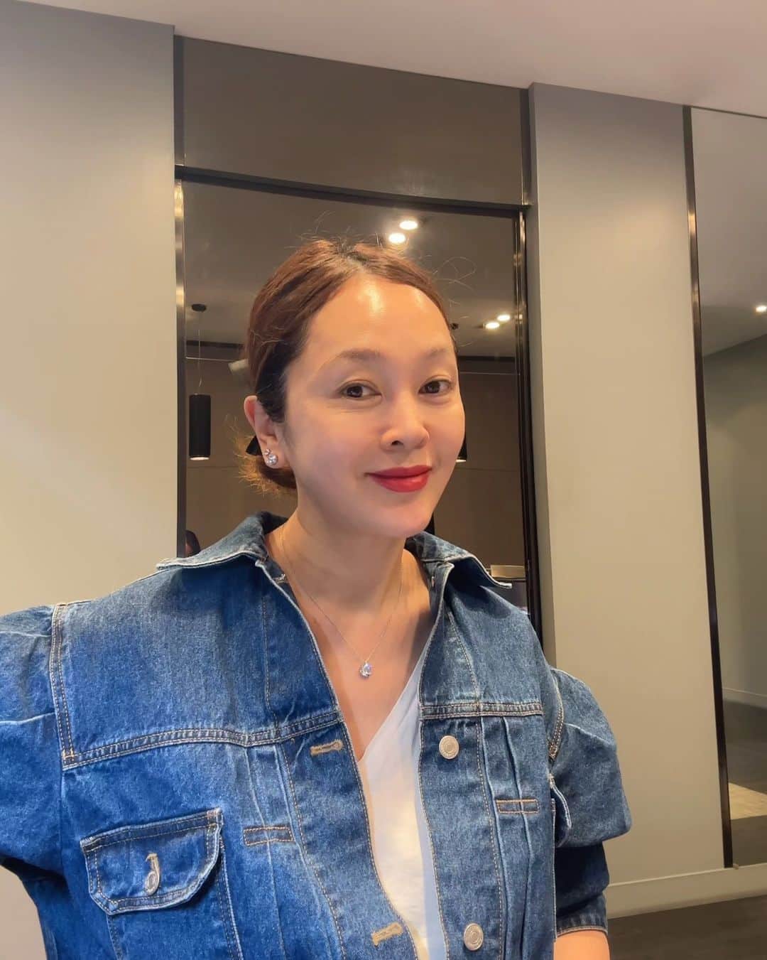 イ・スンヨンのインスタグラム：「미팅있던걸 까아맣게 까먹구 있다가  후다다닥 튀어나가 급만남ㅋ  드뎌 스마일이 ㅎㅎㅎ   거기에 보기에도 영롱한  오운 솔리테어 아이들이 너도나도 뽐내고 있는 자태를 보며 힐링을 ㅋㅋ  올가을부터 쭈우욱 강타될  올드머니룩을 참되게 빛내줄  클래식 아이템들  보는것만으로도 넘 즐거웠어요~~^^  심플한게 최선  점점 나이들어갈수록  화려한것도 심플하게화려한게좋더라구요   옷도 쥬얼리도 스스로빛나는게아닌 우리를 빛나게해주는 아이들로 ㅎ  함께 빛나보아요 우리   #4c다이아몬드  #오운솔리테어링💍   #청청쟈켓은마고샵에 #청청통바지도마고샵에  #과한듯트렌디한클래식 #춥지도덥지도않은이상한날들 #건강관리가답 #에고에고🌟🌟🌟」
