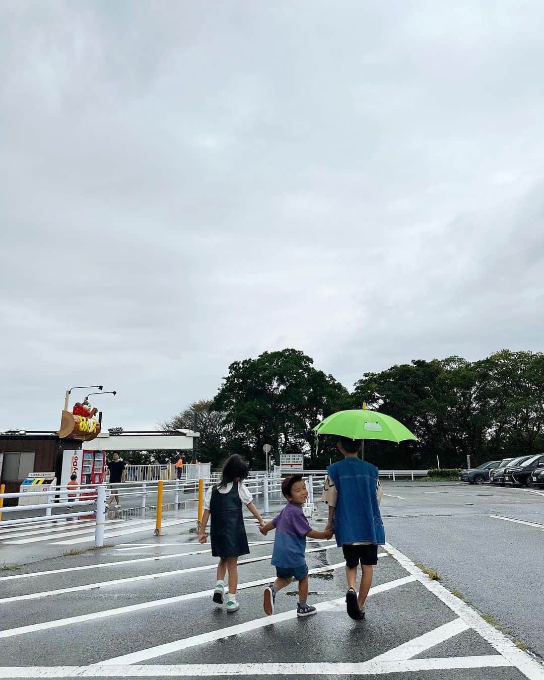 Mai Wakimizuさんのインスタグラム写真 - (Mai WakimizuInstagram)「奈良2日目は @hiraka familyと合流して生駒山上遊園地へ＼(^o^)／お天気はどんよりだったけど山の上だから涼しくて(むしろノースリの私は寒かった。笑)快適でした♡3歳の息子は主人や私をほとんど必要とすることなく(悲し)ずっとお友達と遊んでた♡特にお姫とは1個違いでめちゃくちゃ仲良し！どこ行くのもおてて繋いでハシャいで爆笑して、本当に楽しそうだった♡ママ達の写真は1枚目の1枚のみ。笑 見ての通りお空は真っ白でした。笑  生駒山上遊園地、hotelから神戸に帰るまでの途中にあって立地完璧、この年代の子達が楽しめるクオリティの乗り物が豊富、規模もちょうど良い、とりあえず最高だった♡ #3歳2ヶ月#生駒山上遊園地」10月2日 19時29分 - wakkin__m