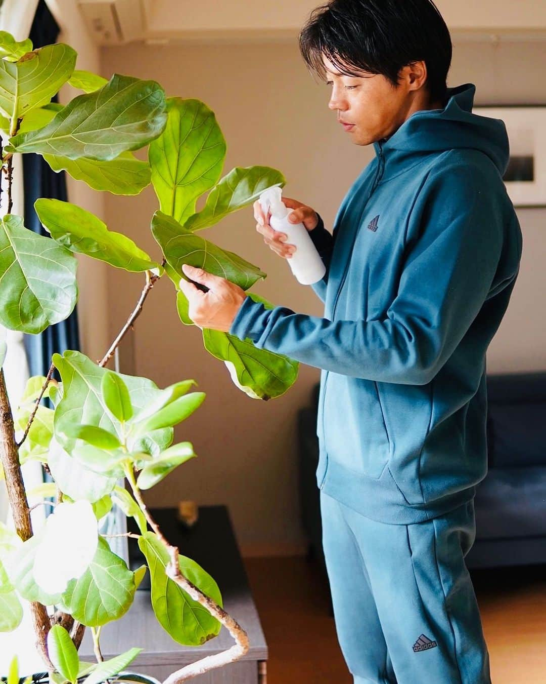 羽根田卓也のインスタグラム：「ZNEを着てガーデニングに夢中🧑‍🌾海外から帰ってきたら若葉がたくさん🌿 @adidastokyo #adidasSportswear #createdwithadidas」