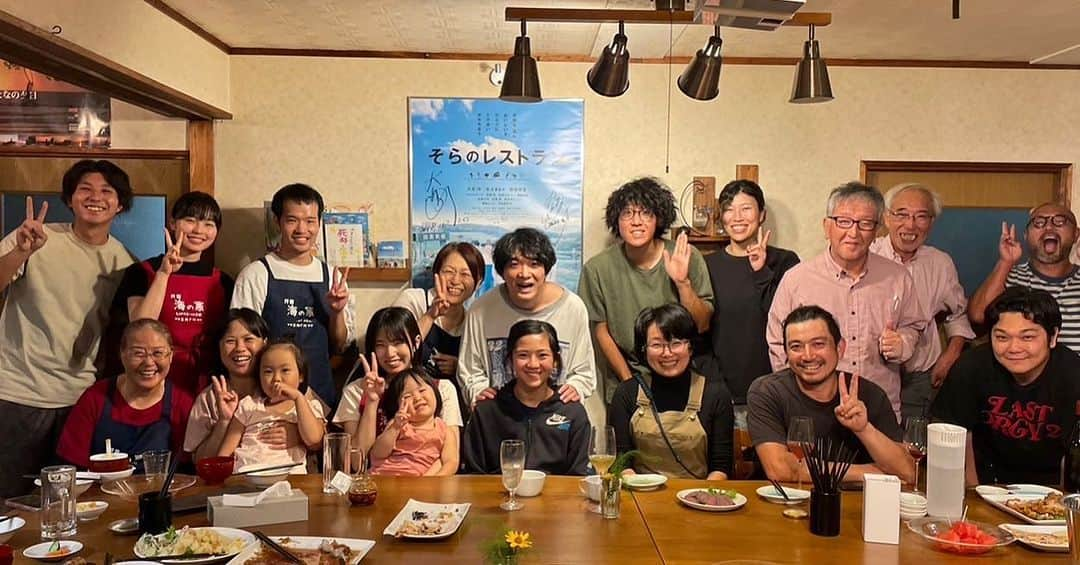 石崎ひゅーいのインスタグラム：「久しぶりに北海道せたな町へ。  そらのレストランの撮影ぶりに行ってきたんだけど、みんな元気そうで良かった。  いつも美味しい野菜やお肉を冷蔵庫ぱんぱんになるほど送ってくれてさ、お返しにって歌ったんだけど、そしたらまたこれ持って帰りなってトマトとか沢山くれるもんだから、またすぐ歌いに行かないと。#やまの会」